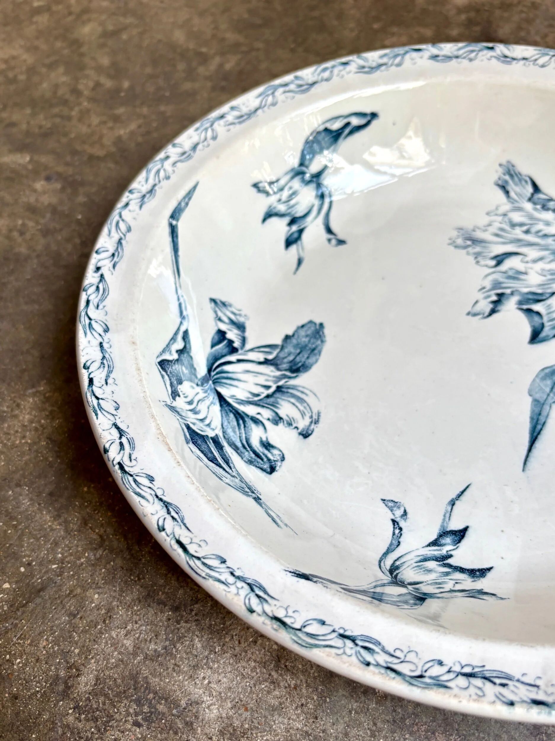 Shallow round plate Lunéville in blue ironstone, "Tulip" service.