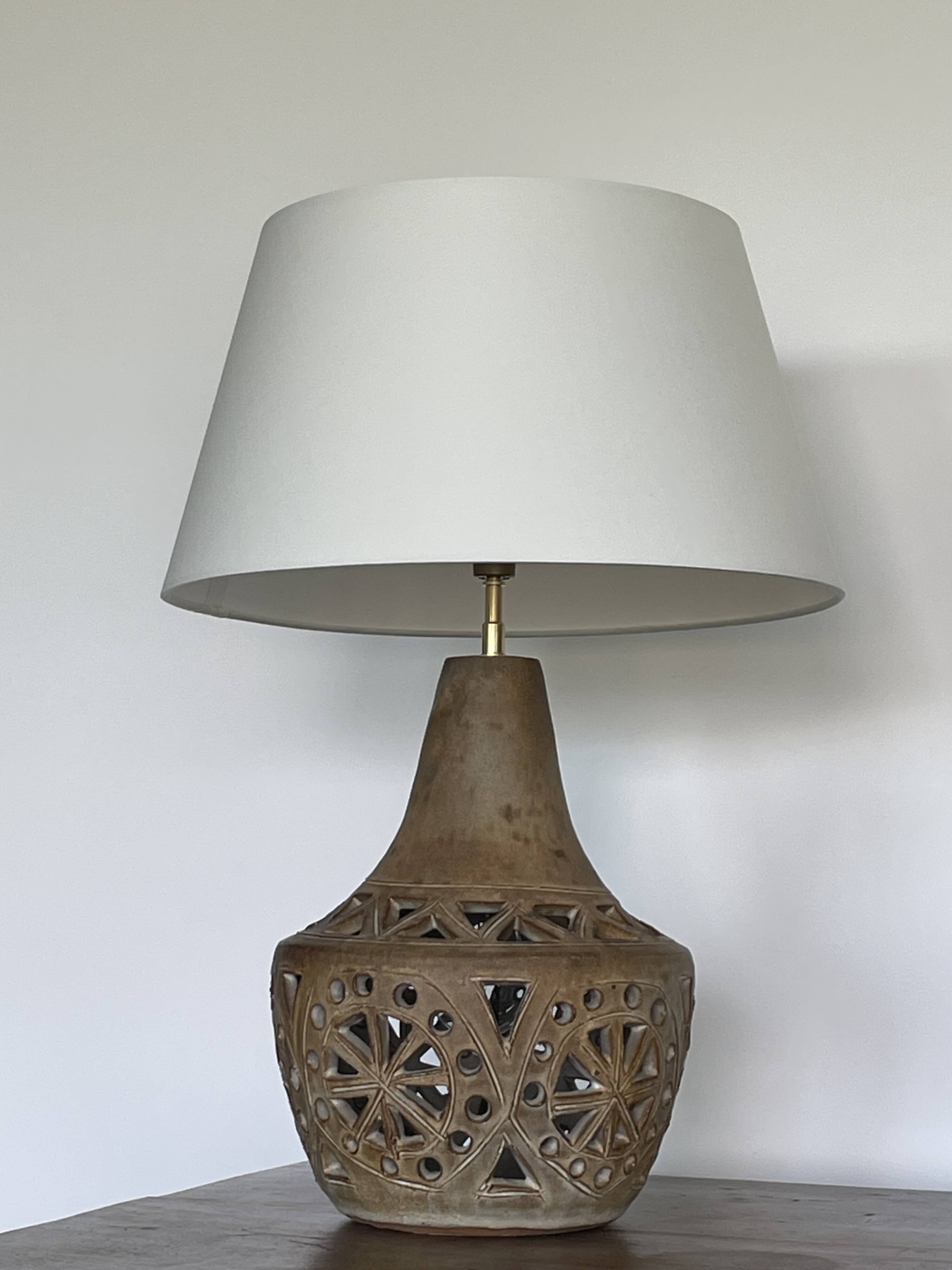 Lampe en  grès signée agnes escala