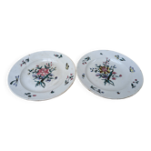 2 anciennes assiettes en faïence à décor de fleurs