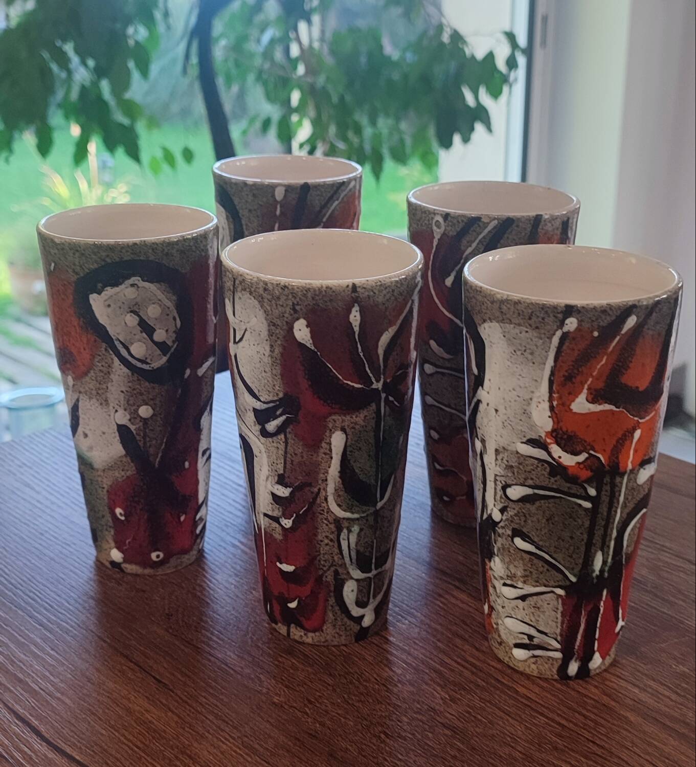 X5 enamelled ceramic mugs with abstract 60s decor
