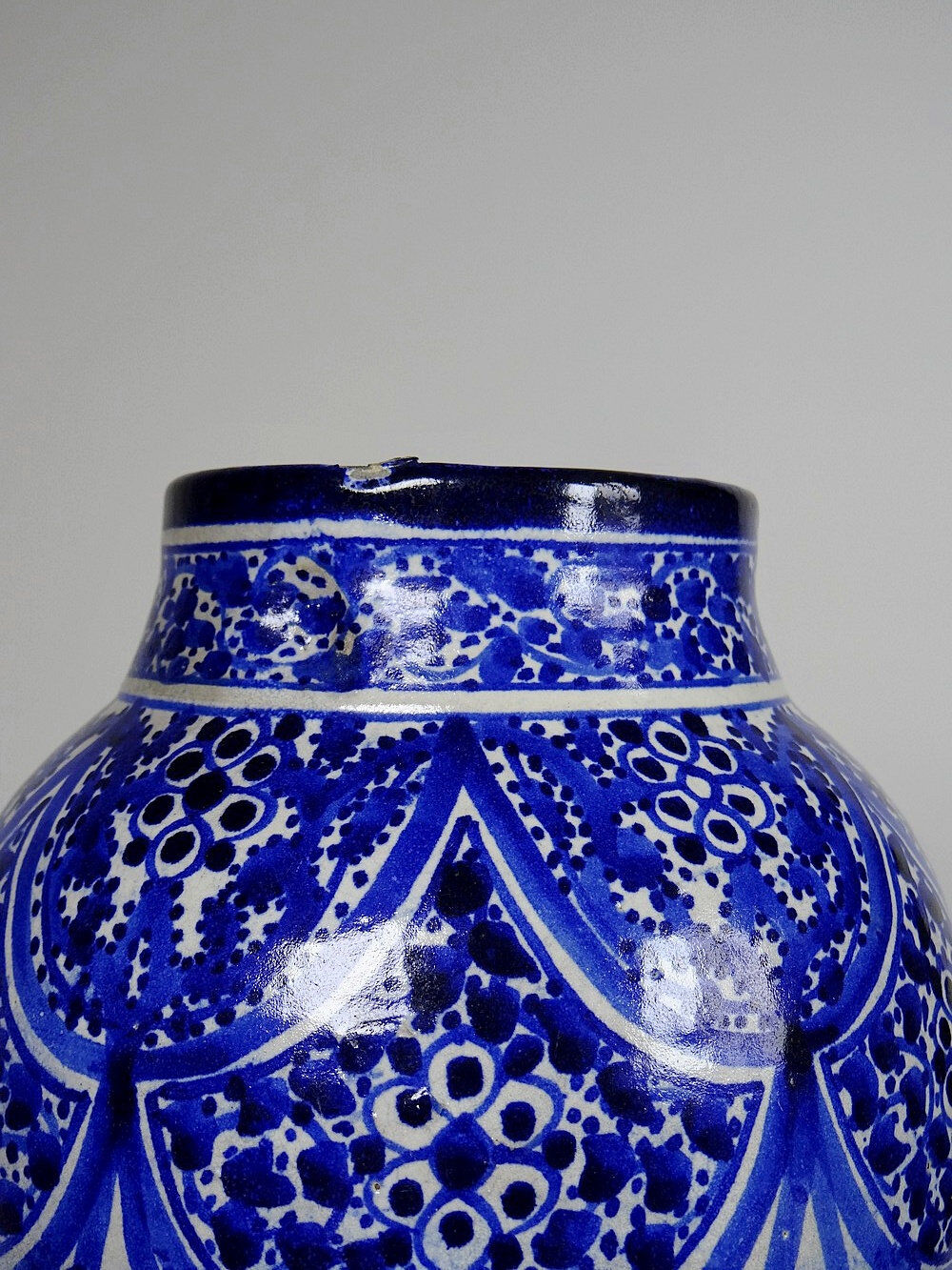 Large Moroccan vase/jar from Fès, handcrafted ceramic Khabia, 19th-20th century, cobalt.