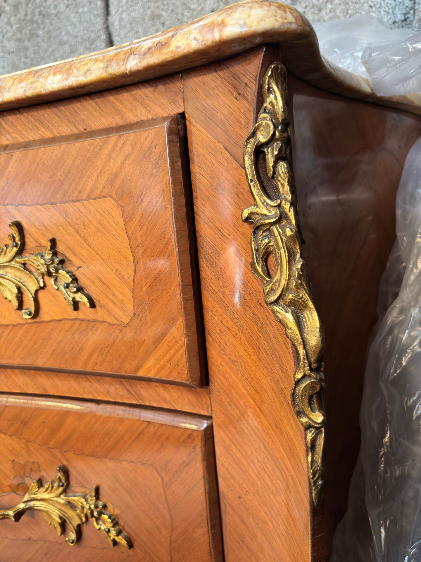 Striking chest of drawers