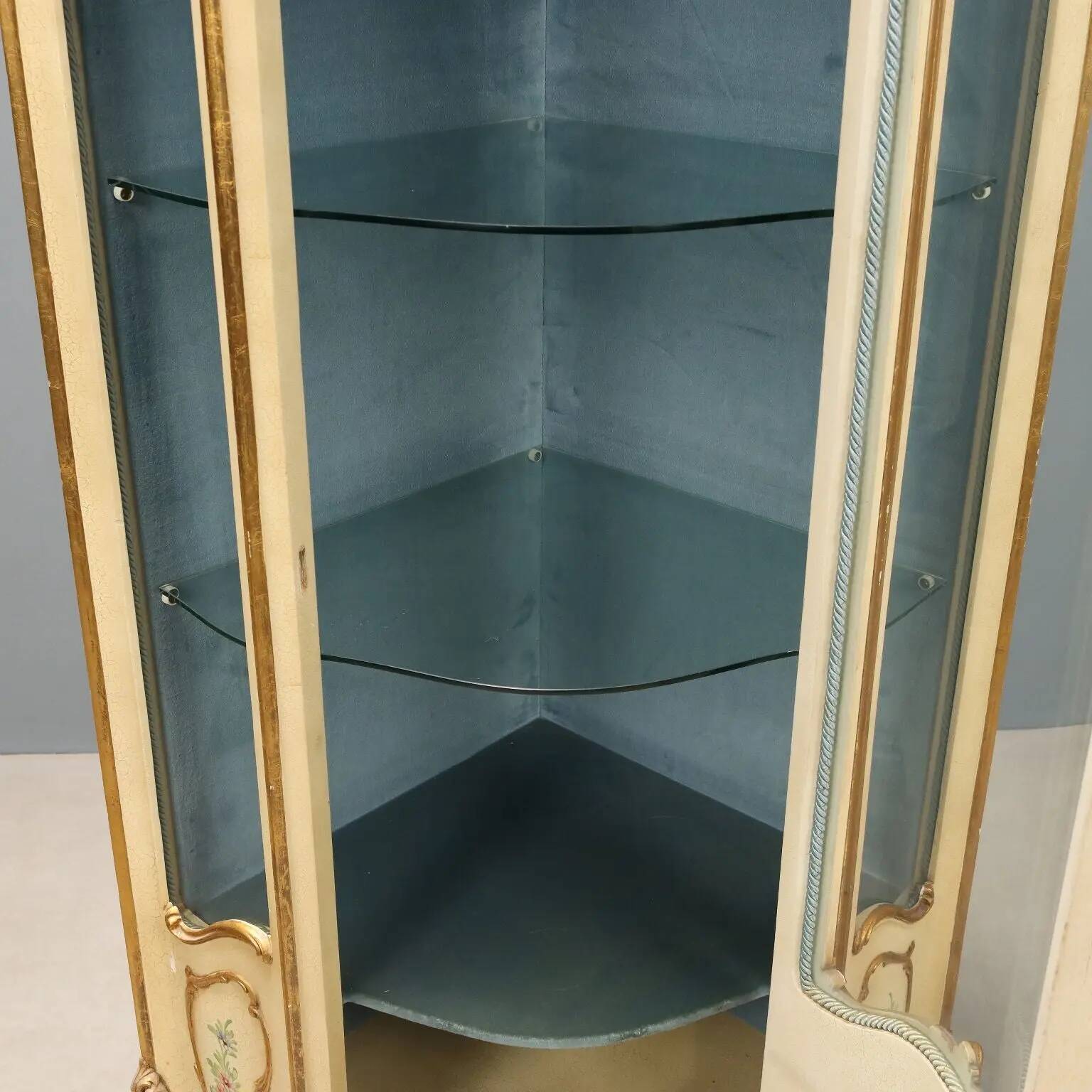 Antique corner display cabinet in lacquered wood, Baroque style, 20th century.
