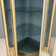 Vitrine d’angle ancienne style baroque en bois laqué, XXe siècle