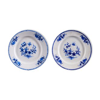 Ensemble de 2 assiettes de faïencerie blanche avec décorations bleu indigo