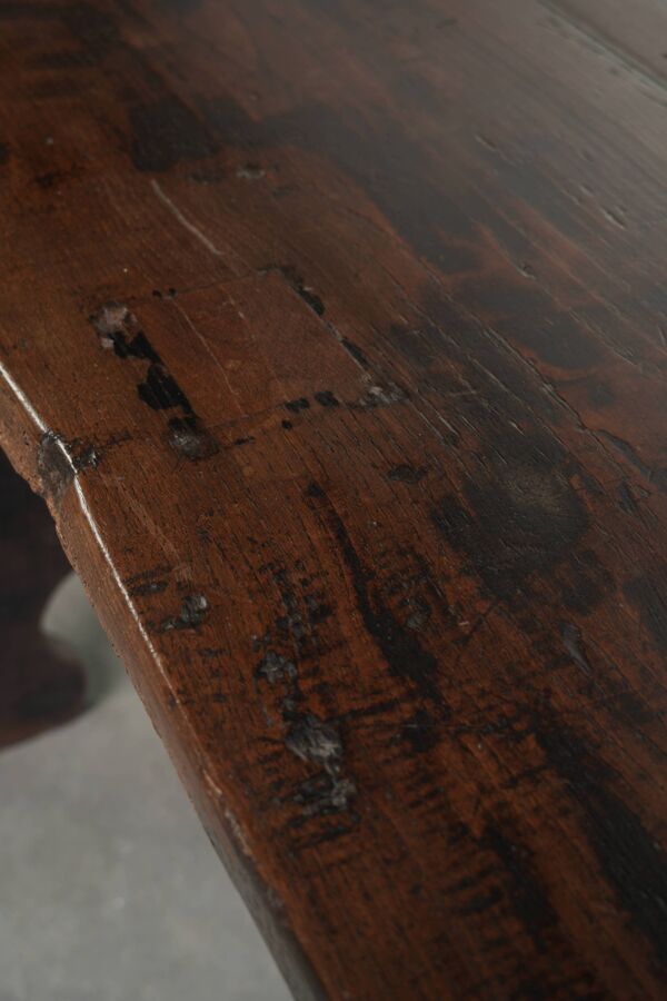 Table espagnole antique du début du XVIIIe siècle avec un pied en fonte.