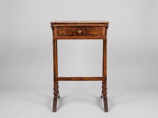Petite table travailleuse ancienne en loupe d’orme – bois massif – tiroir