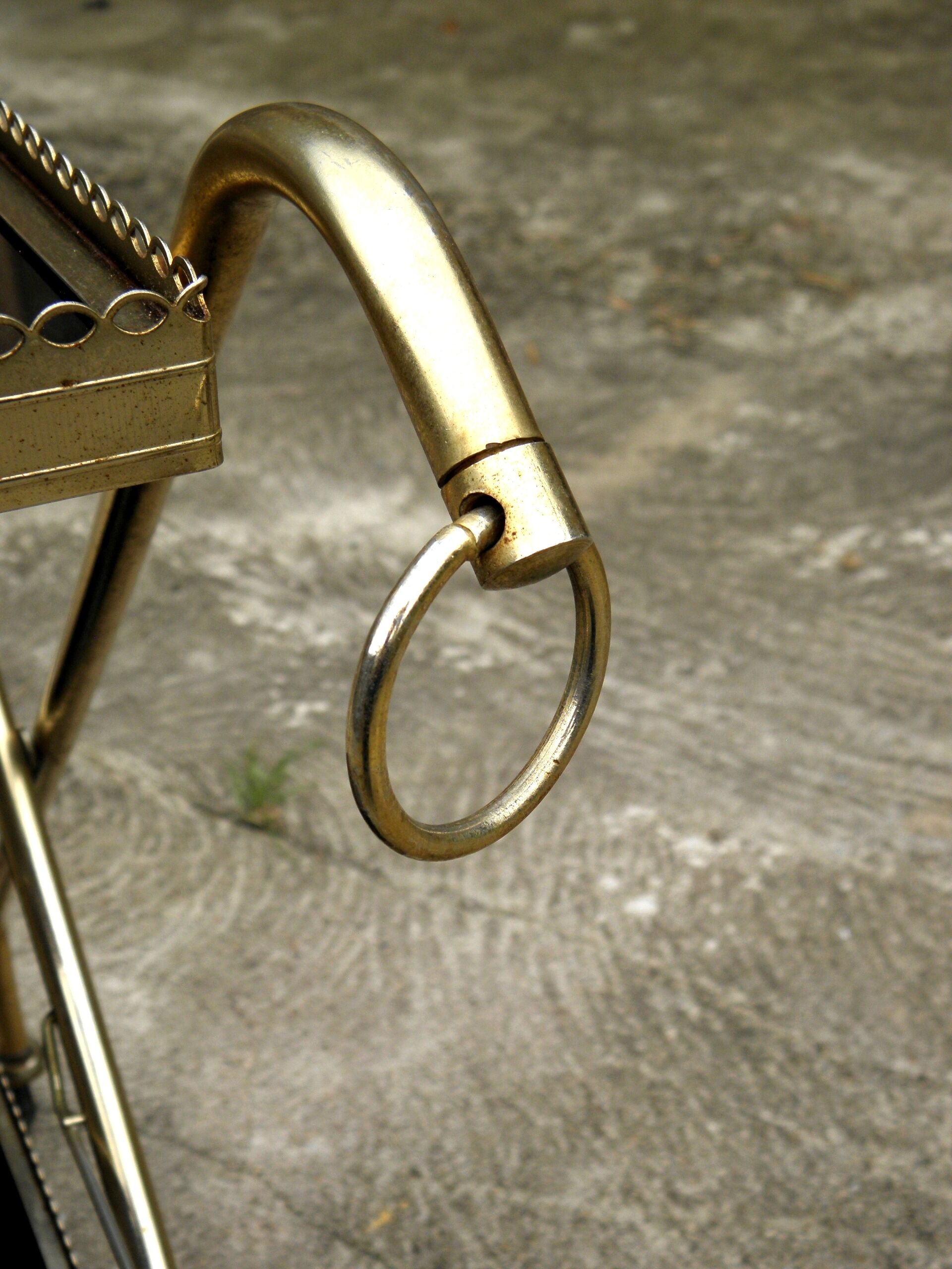 Rolling dessert in gold metal