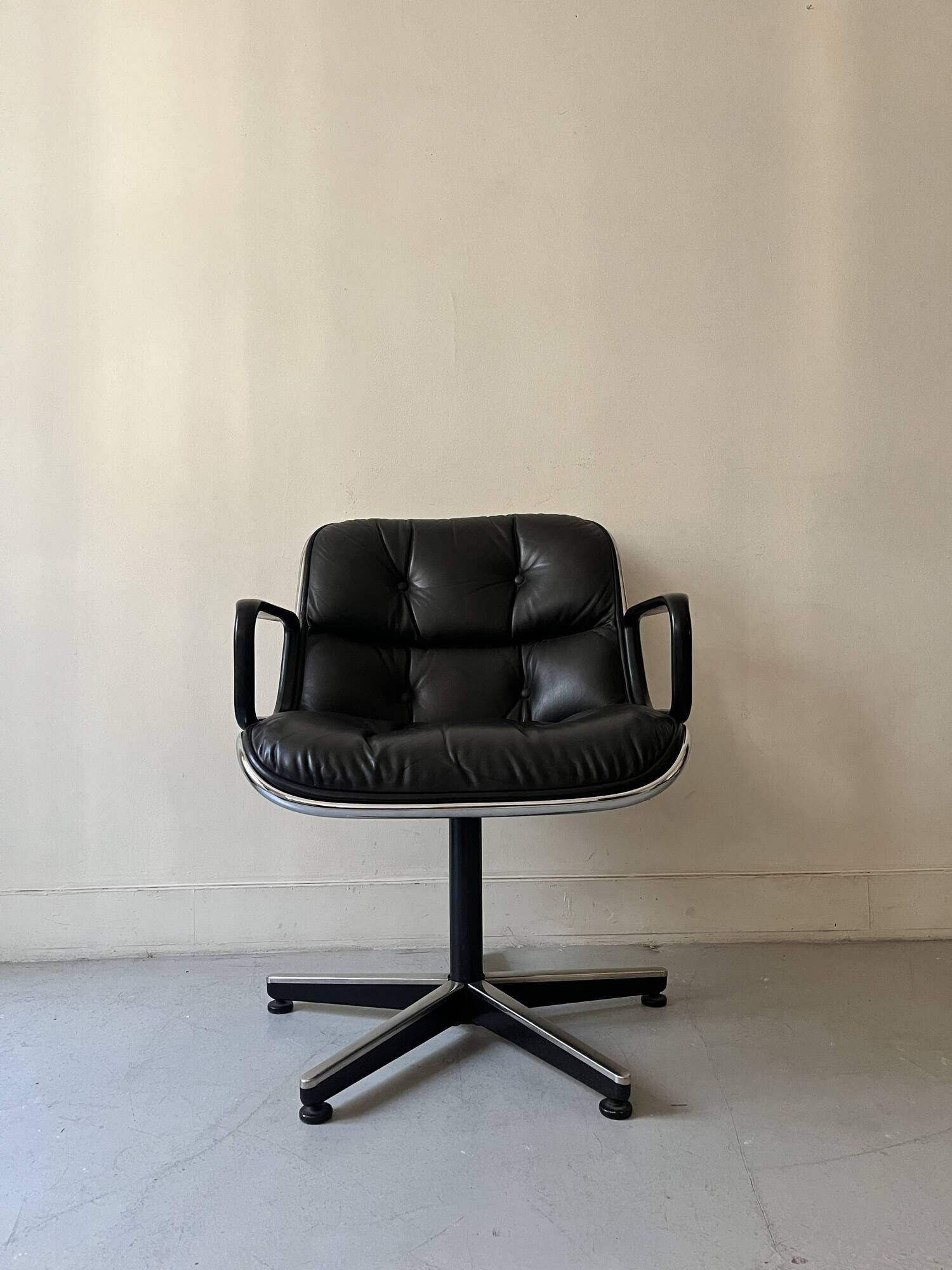 Black leather office chair and armrest by Charles Pollock for Knoll International