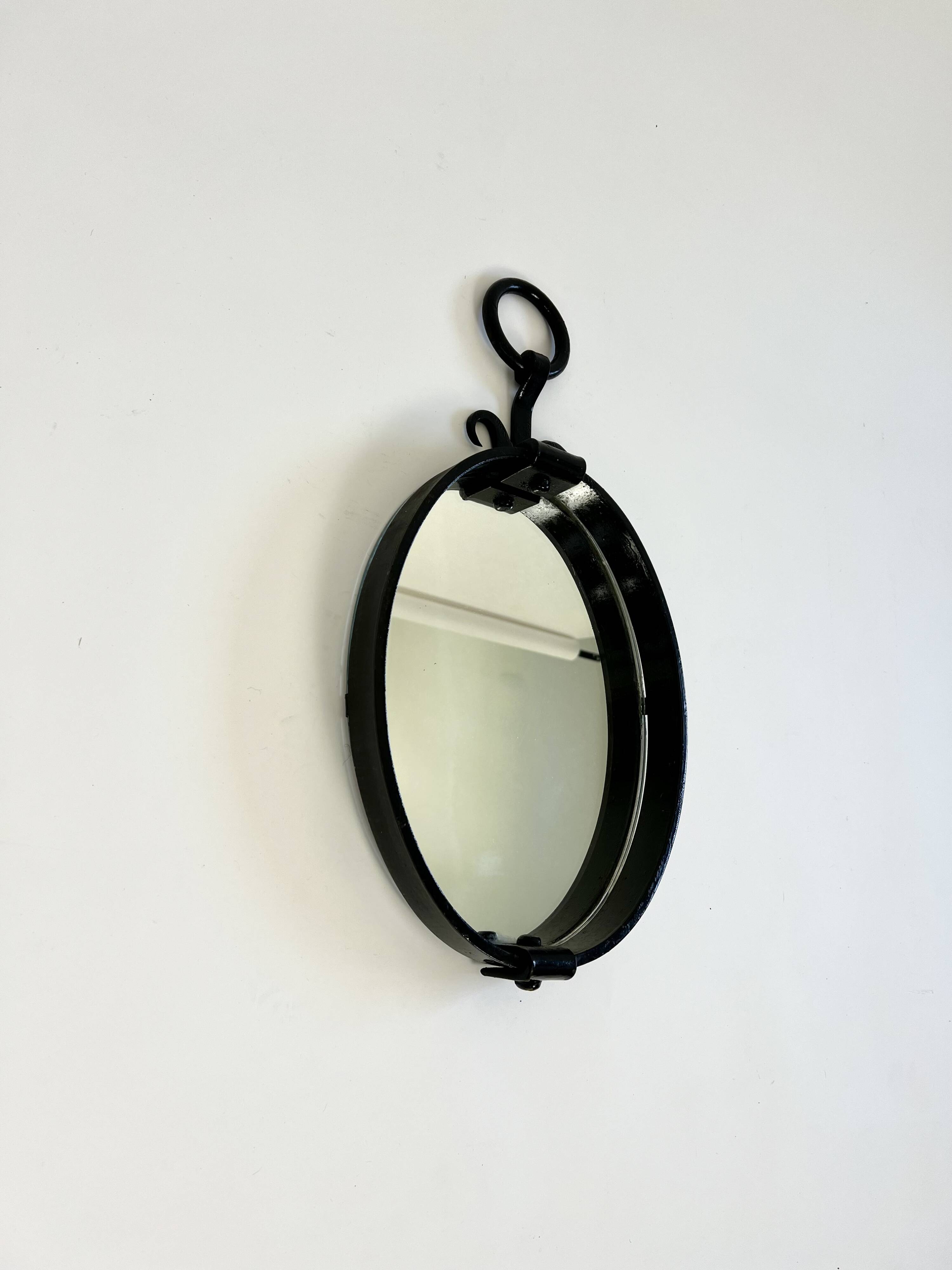 Miroir mural ovale brutaliste du milieu du siècle