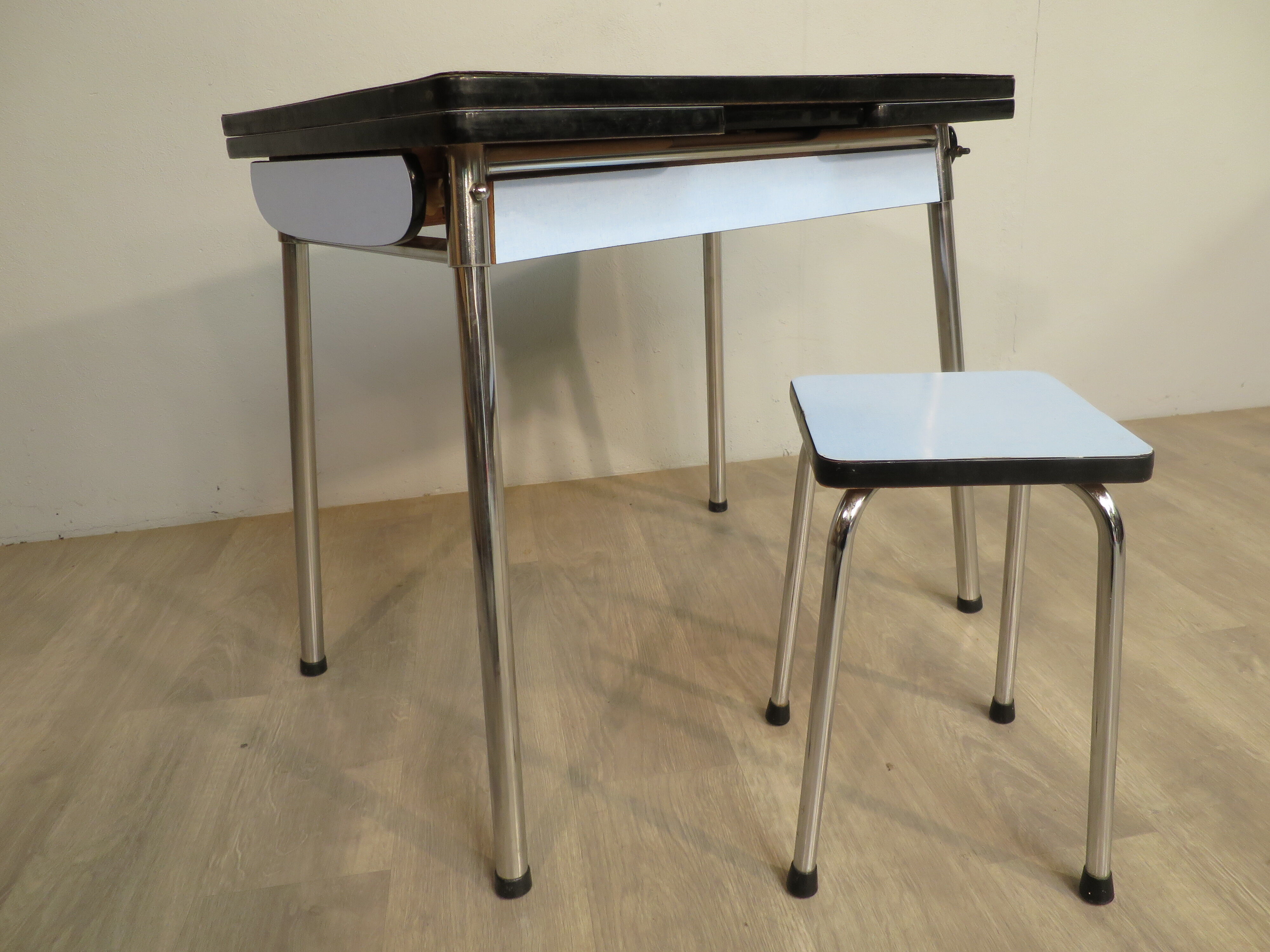 Table et tabouret en formica bleu