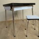 Table et tabouret en formica bleu
