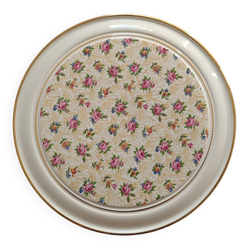 Vintage round trivet, ideal for adding a romantic touch.