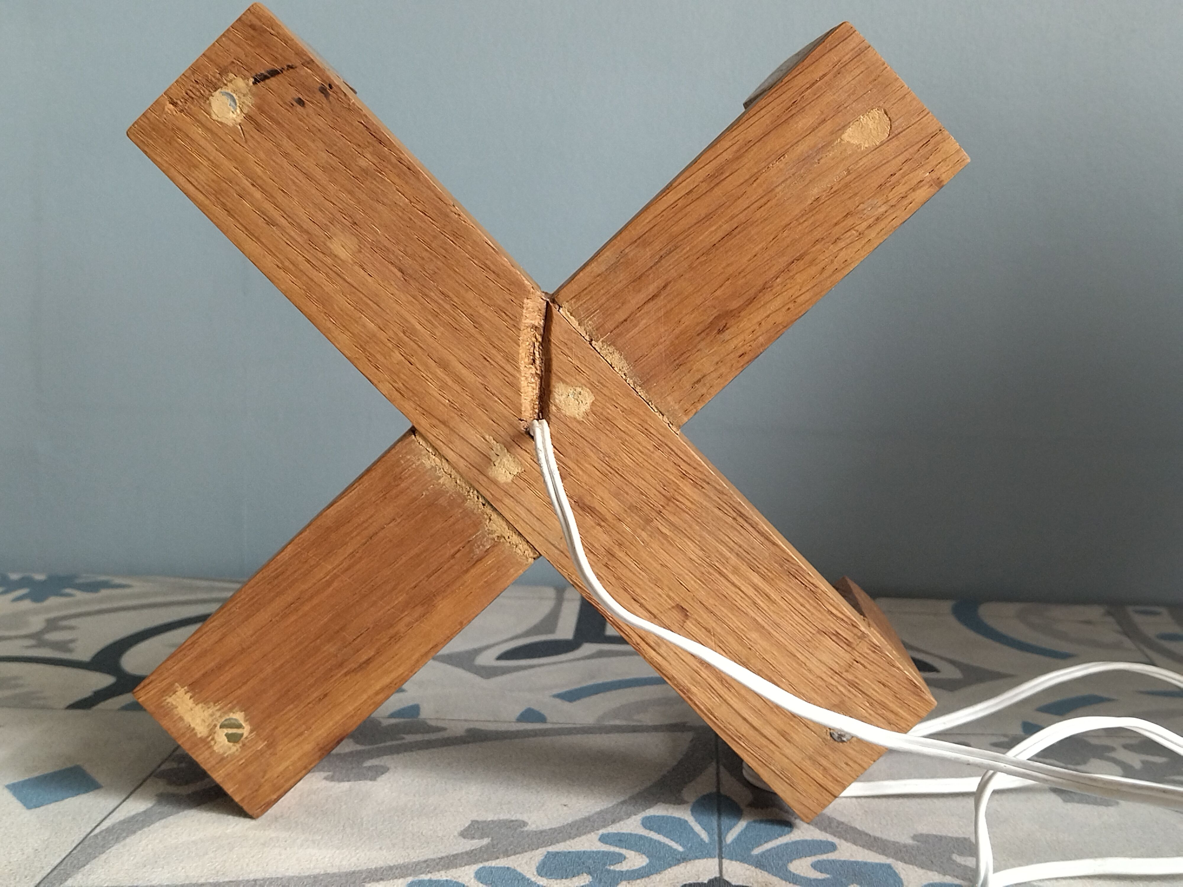 Table lamp in opaline and vintage wood