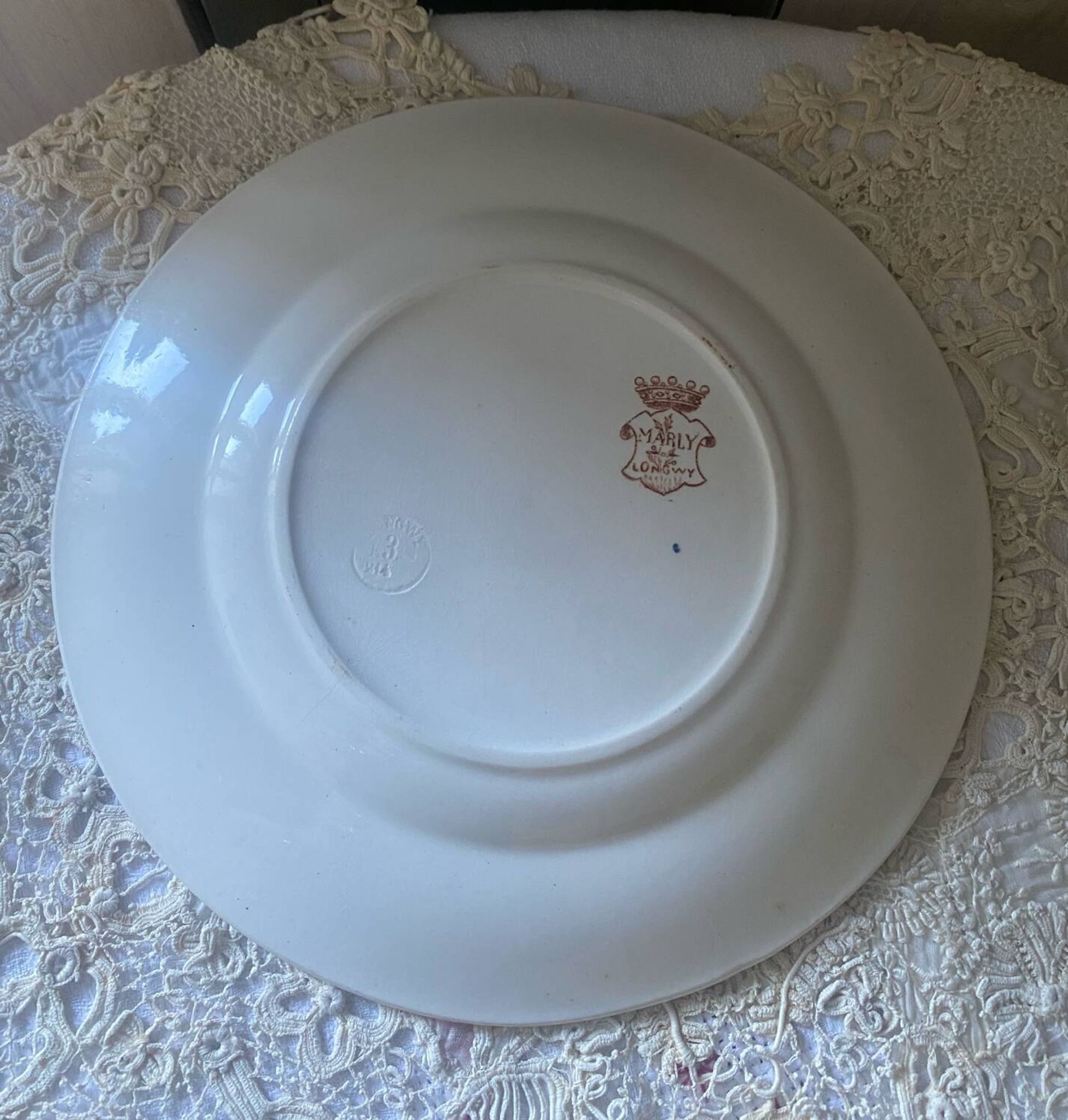 Assiette plate en terre de fer Longwy modèle Marly