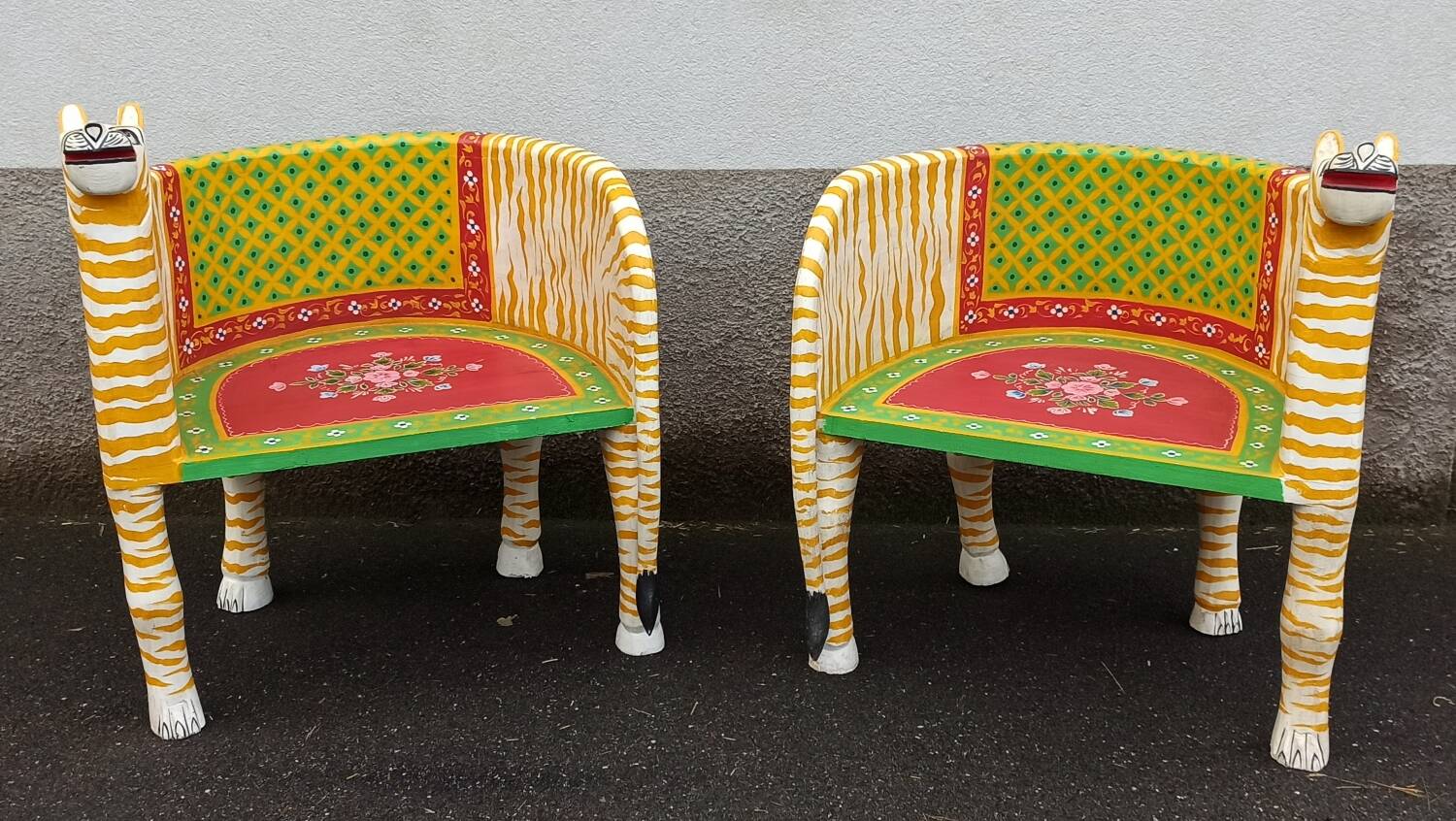 Paire de fauteuils en bois apparence "tigre"