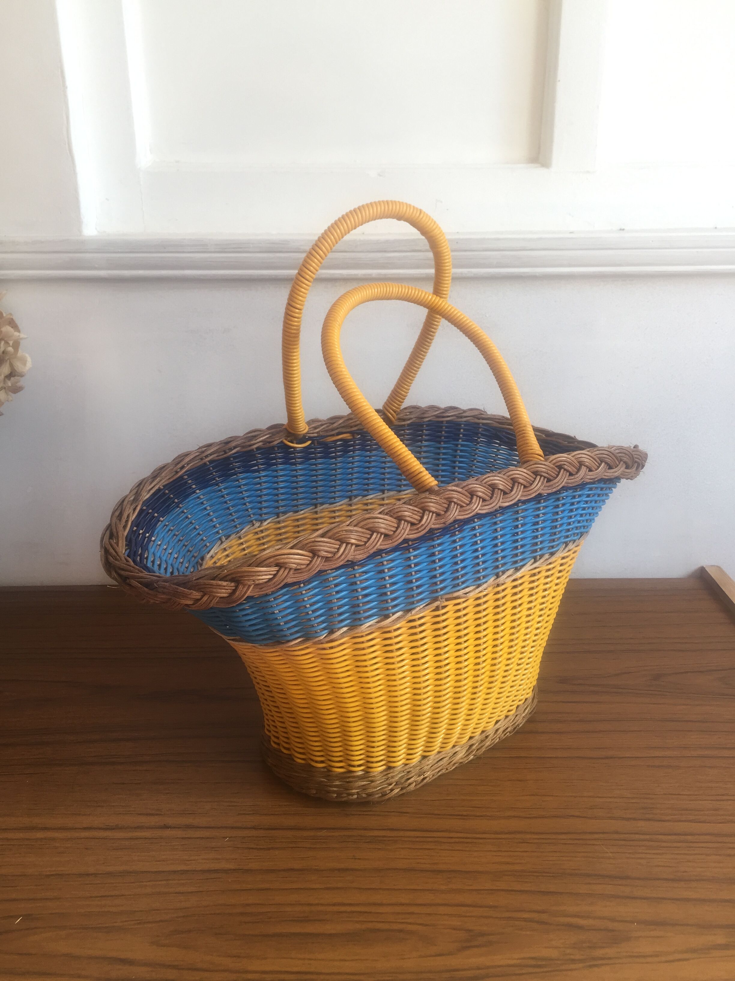 Rattan and scoubidou basket