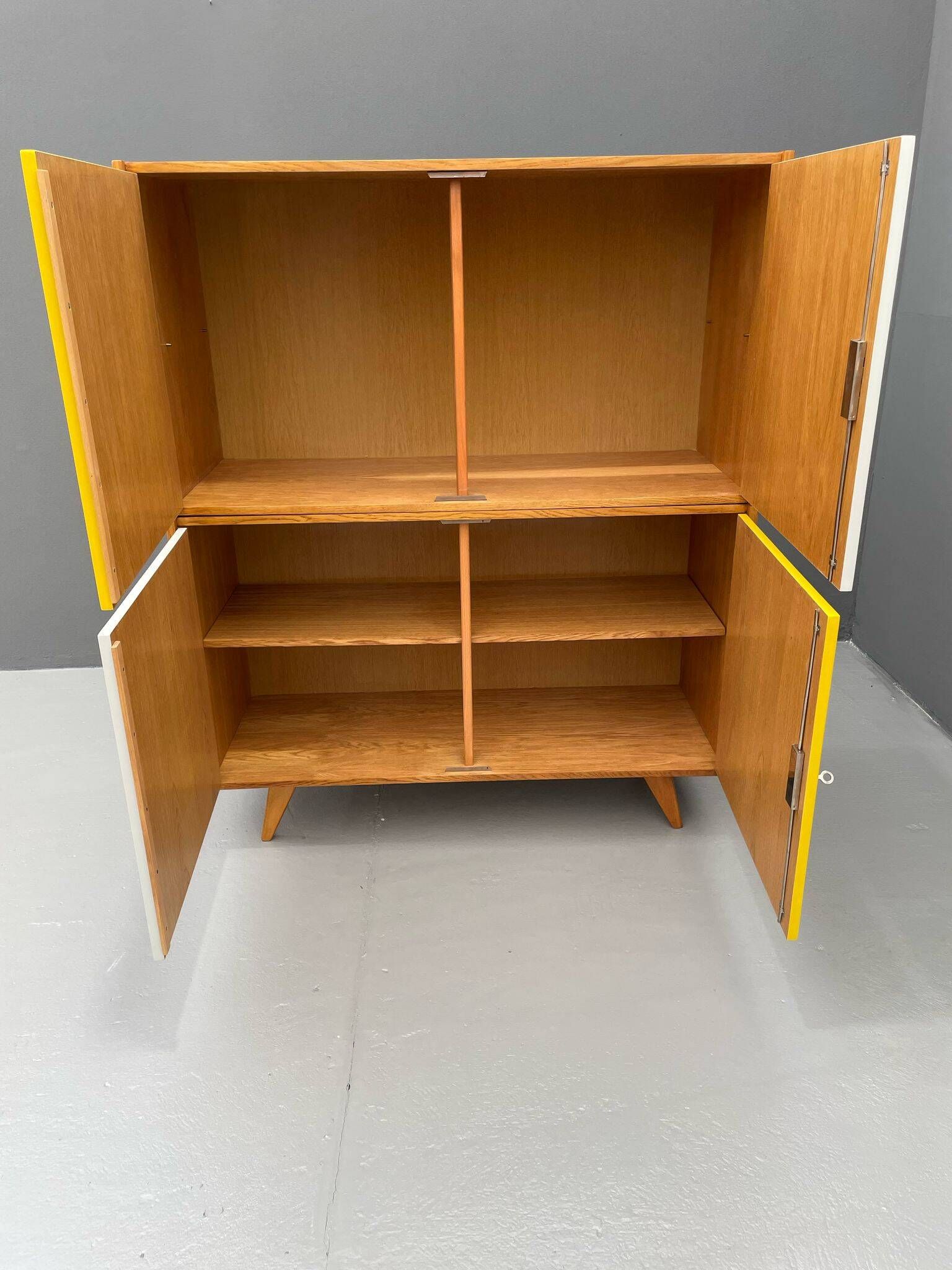 Armoire U-450 en placage de chêne, variante jaune et blanc, Jiří Jiroutek pour Inte
