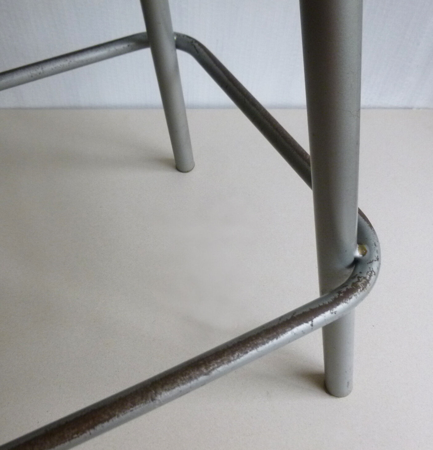 High stool in wood and metal