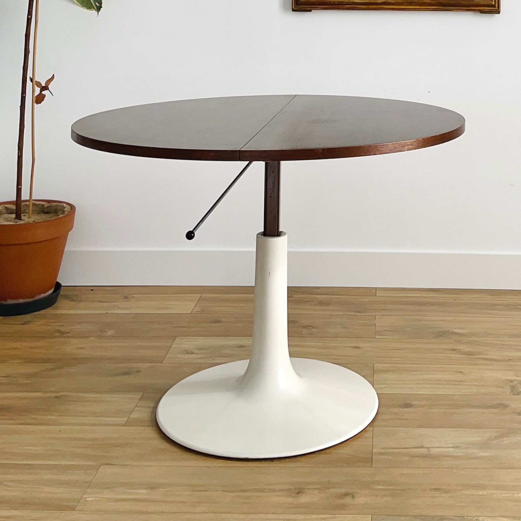 Adjustable tulip foot table