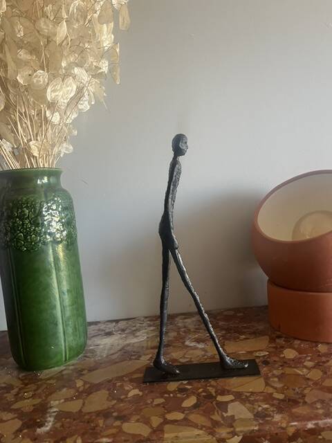 Superbe reproduction de L'homme qui marche de Giacometti