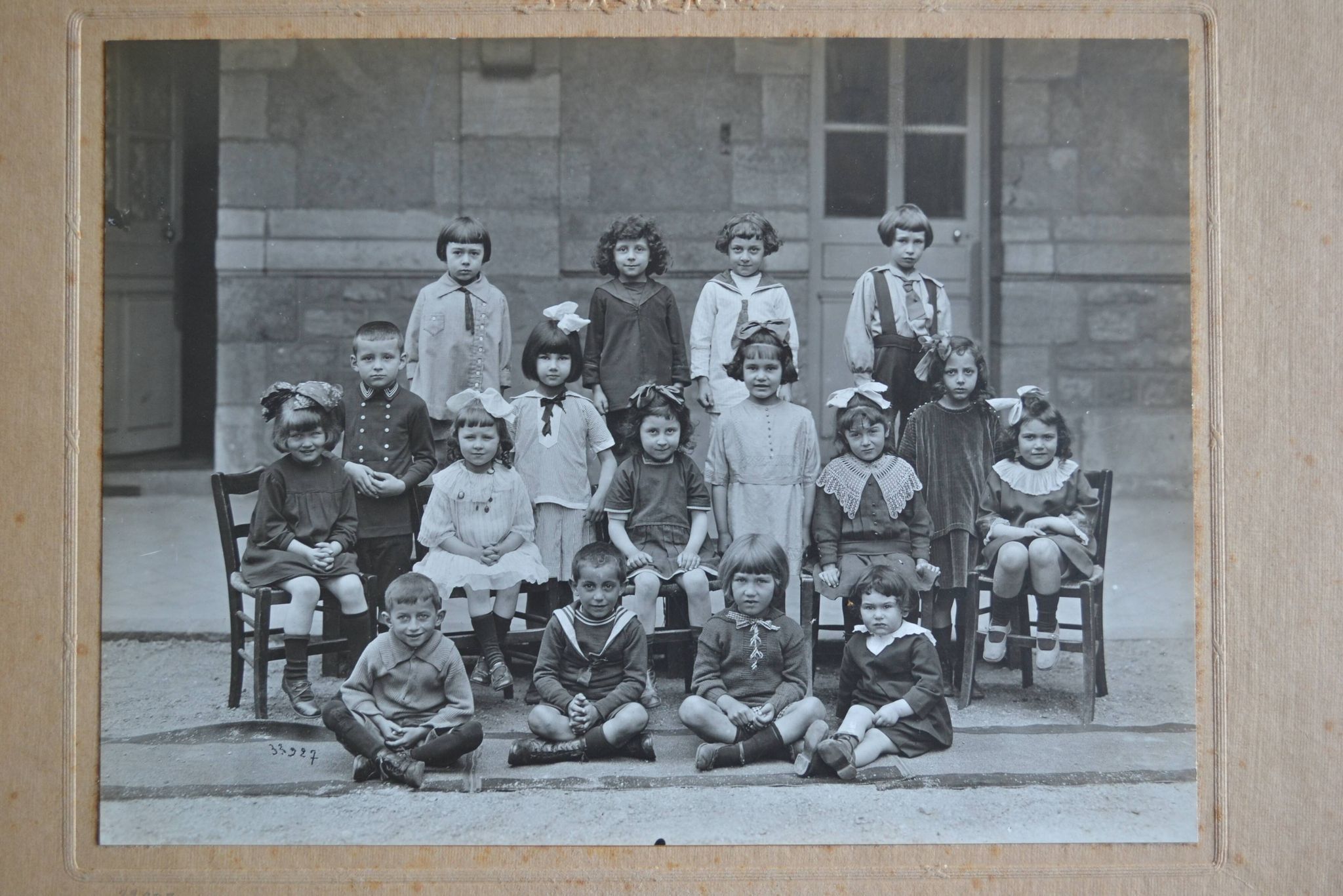 Old photo of class of girls' high school Moulin 1920