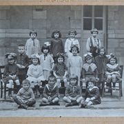 Old photo of class of girls' high school Moulin 1920