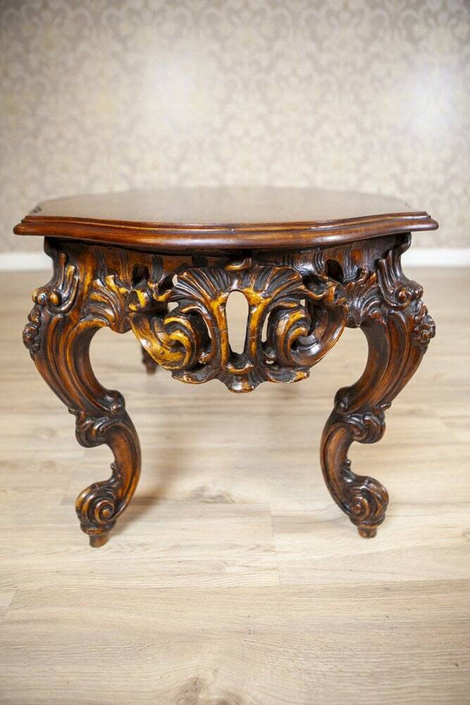 Table basse vintage en bois brun avec un tablier sculpté, années 1940.