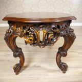 Table basse vintage en bois brun avec un tablier sculpté, années 1940.