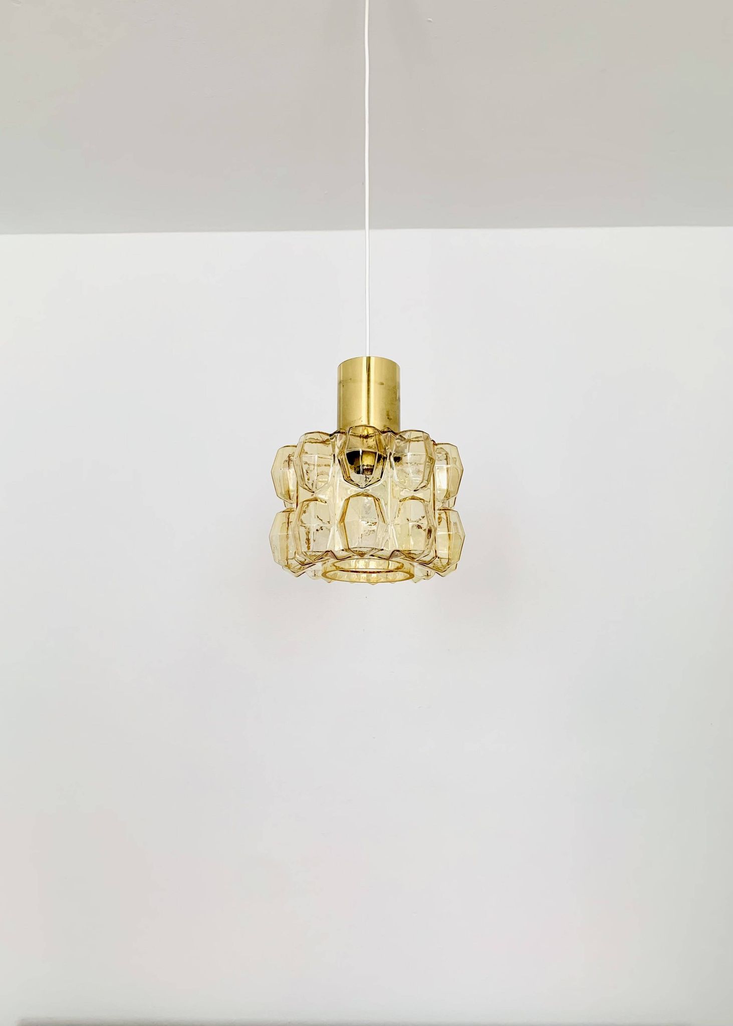 Suspension en verre bulle ambre par Helena Tynell pour Glashütte Limburg