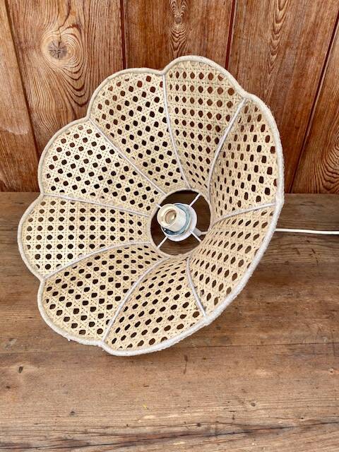 Suspension en rotin clair vintage.