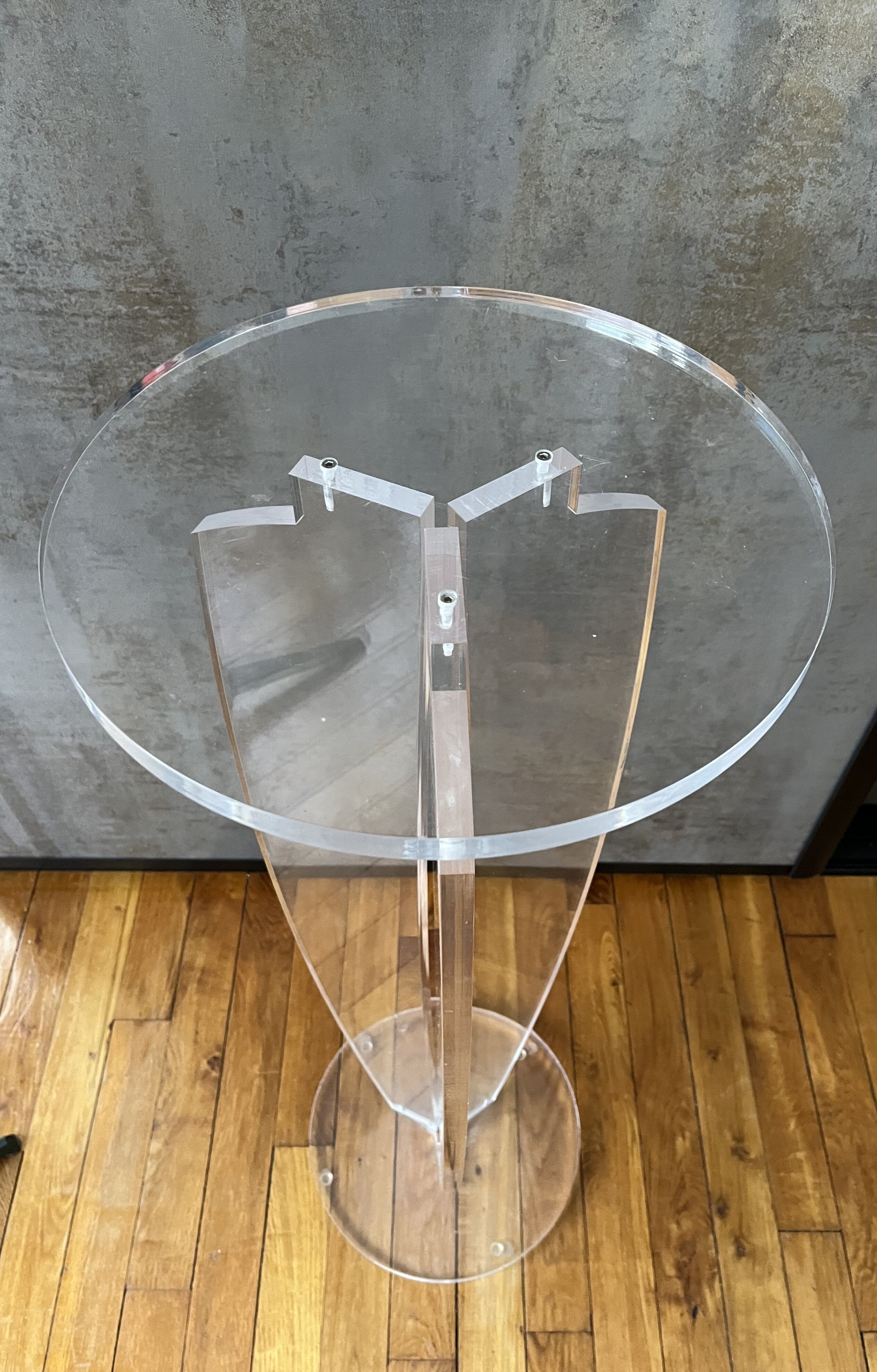 Sellette - Guéridon en plexiglas