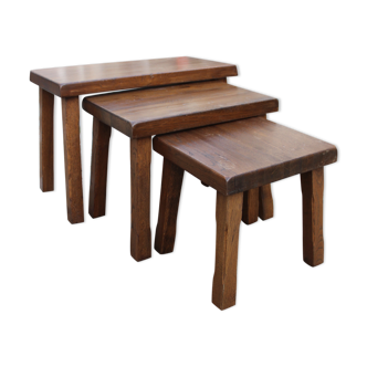 Set de 3 tables gigognes brutalistes en bois massif
