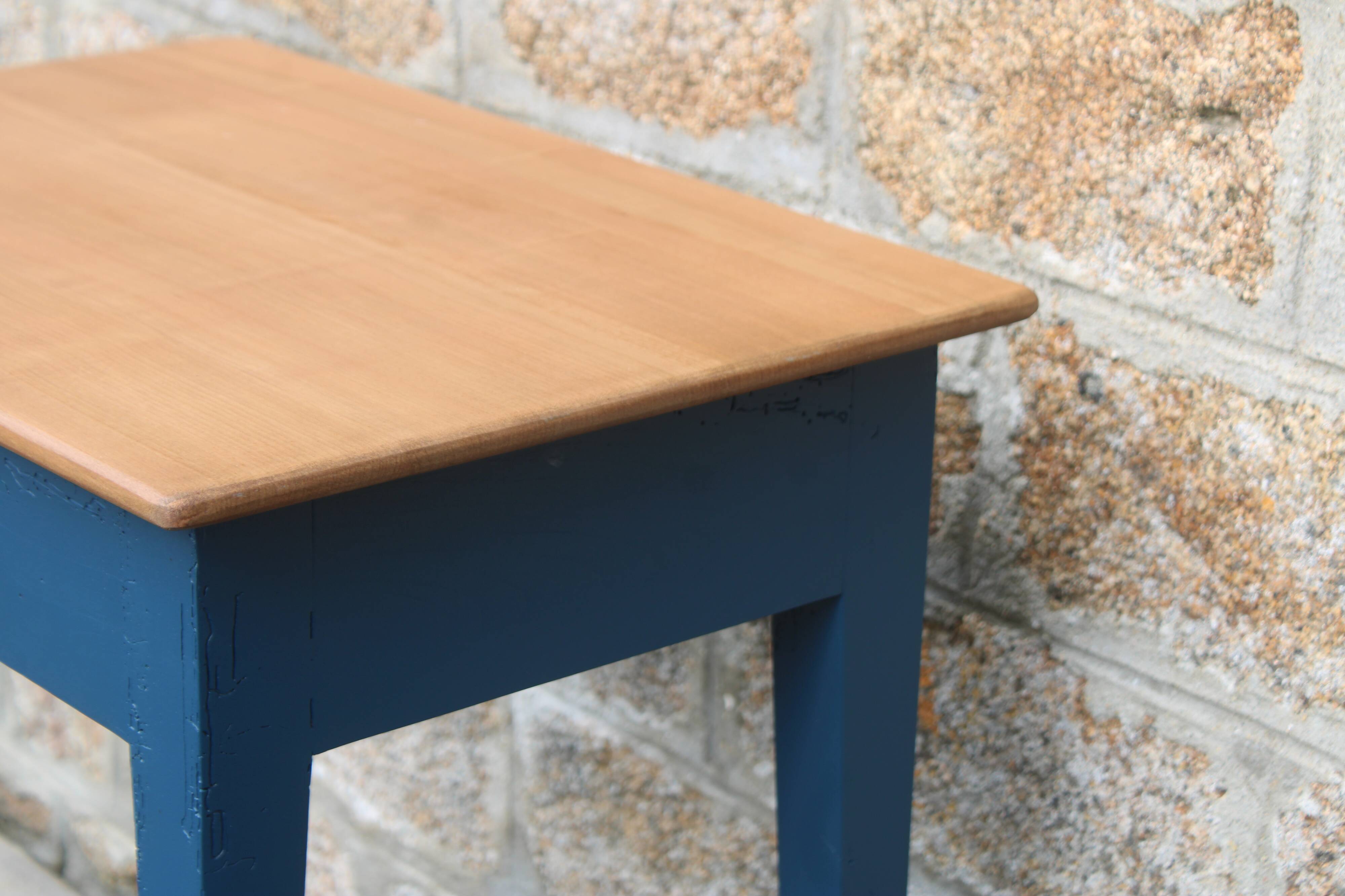 Table d’appoint ancienne rénovée – plateau bois naturel