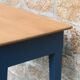 Table d’appoint ancienne rénovée – plateau bois naturel