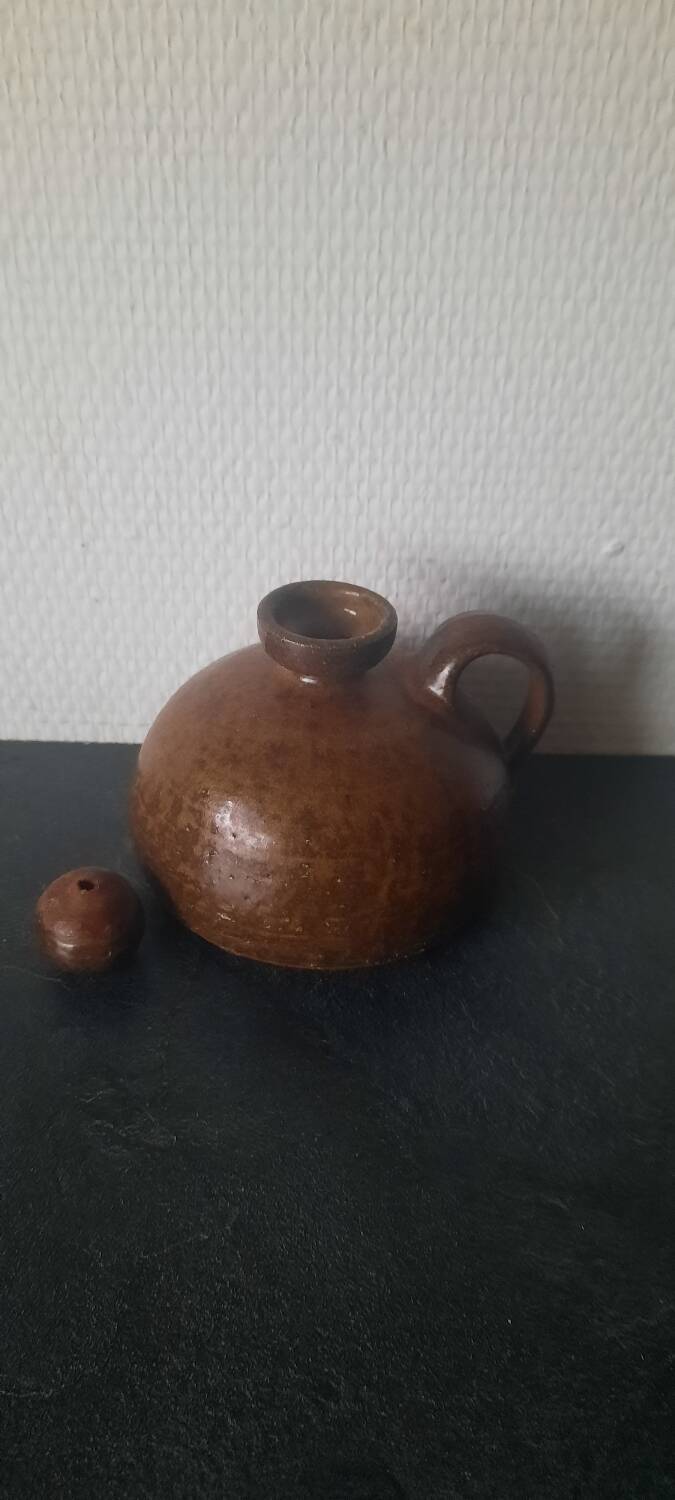 Carafe en céramique marron