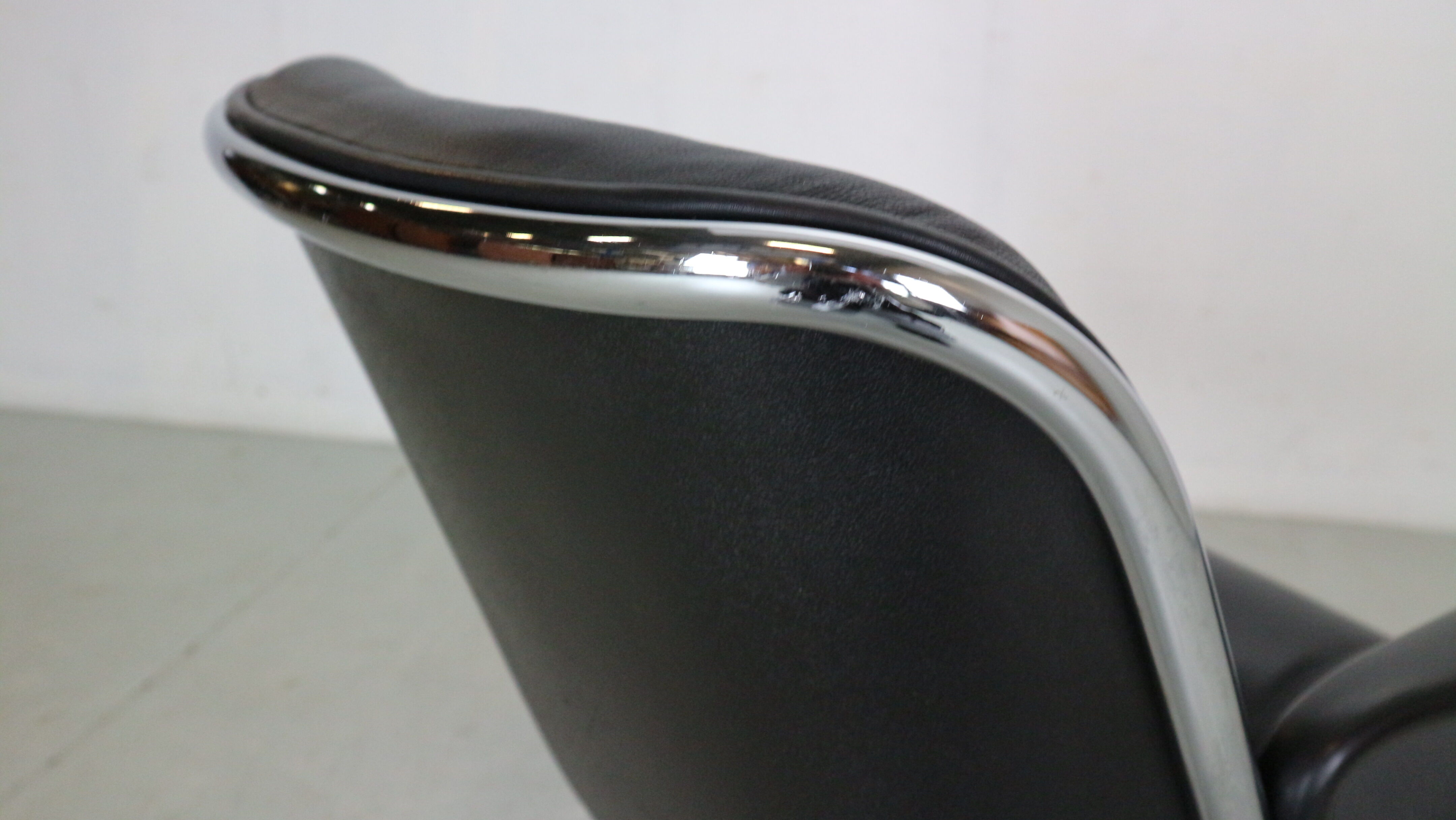 Chaise de bureau pivotante en cuir de Charles Pollock pour Knoll, années 1980