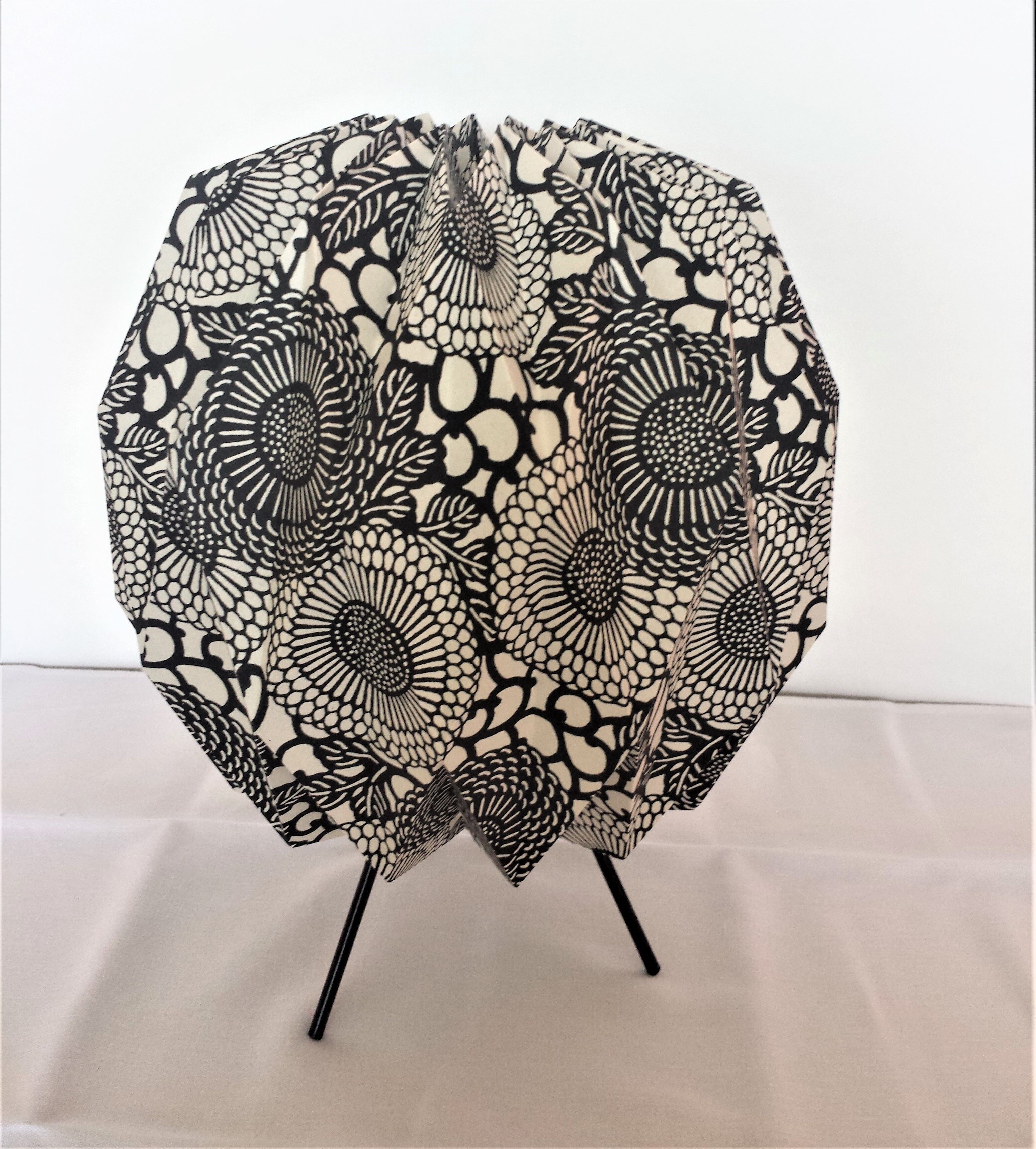 Hand-folded Sekai lamp Katazome shi black