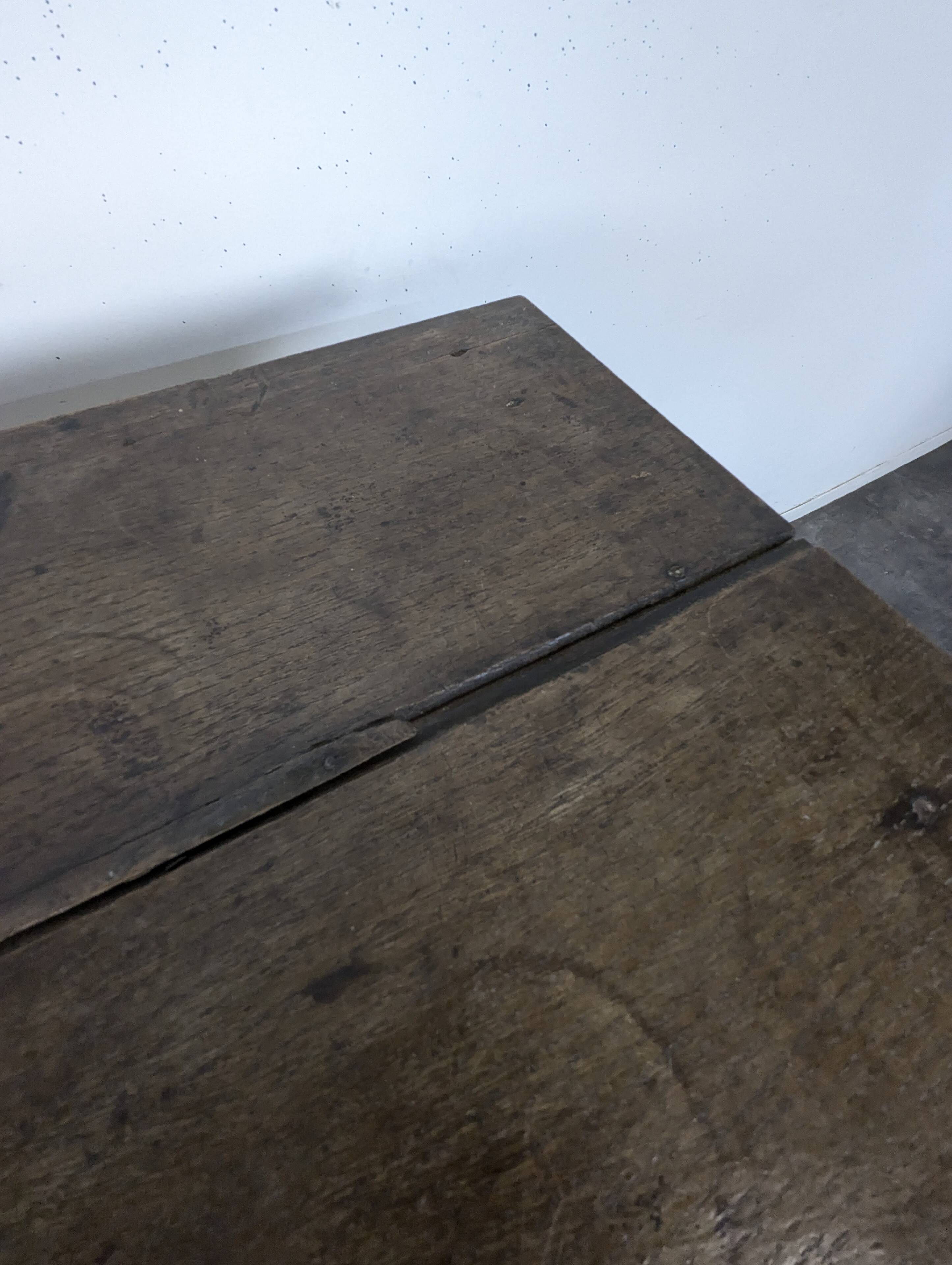Petite table à écrire Louis XV en noyer à un tiroir