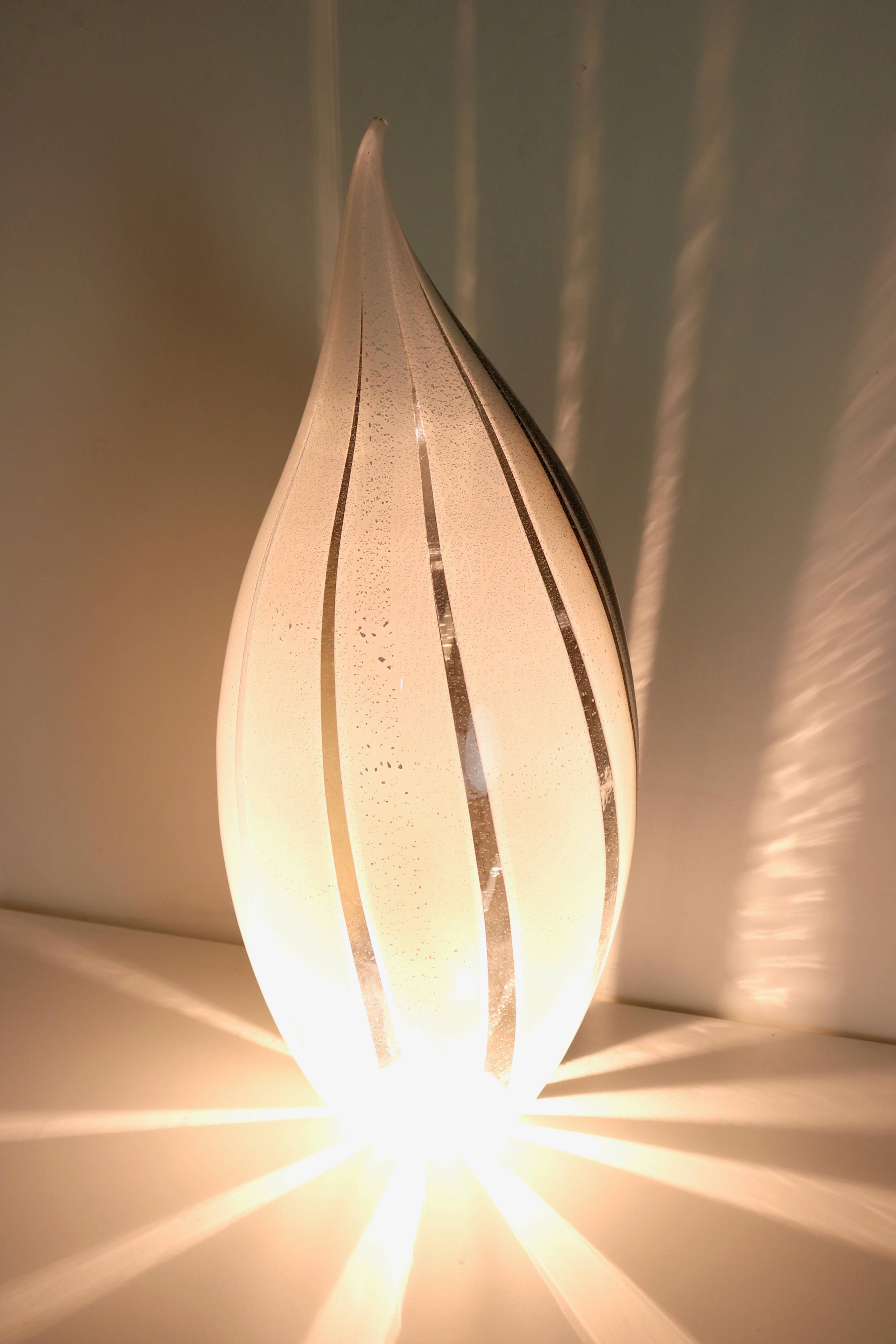 Lampe de table en verre de Murano, motif pingouin noir et blanc, avec paillettes argentées, Italie