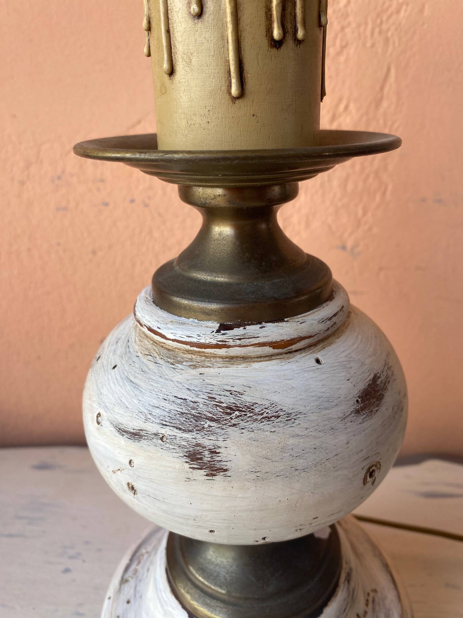 Round lamp base in white patina wood and brass