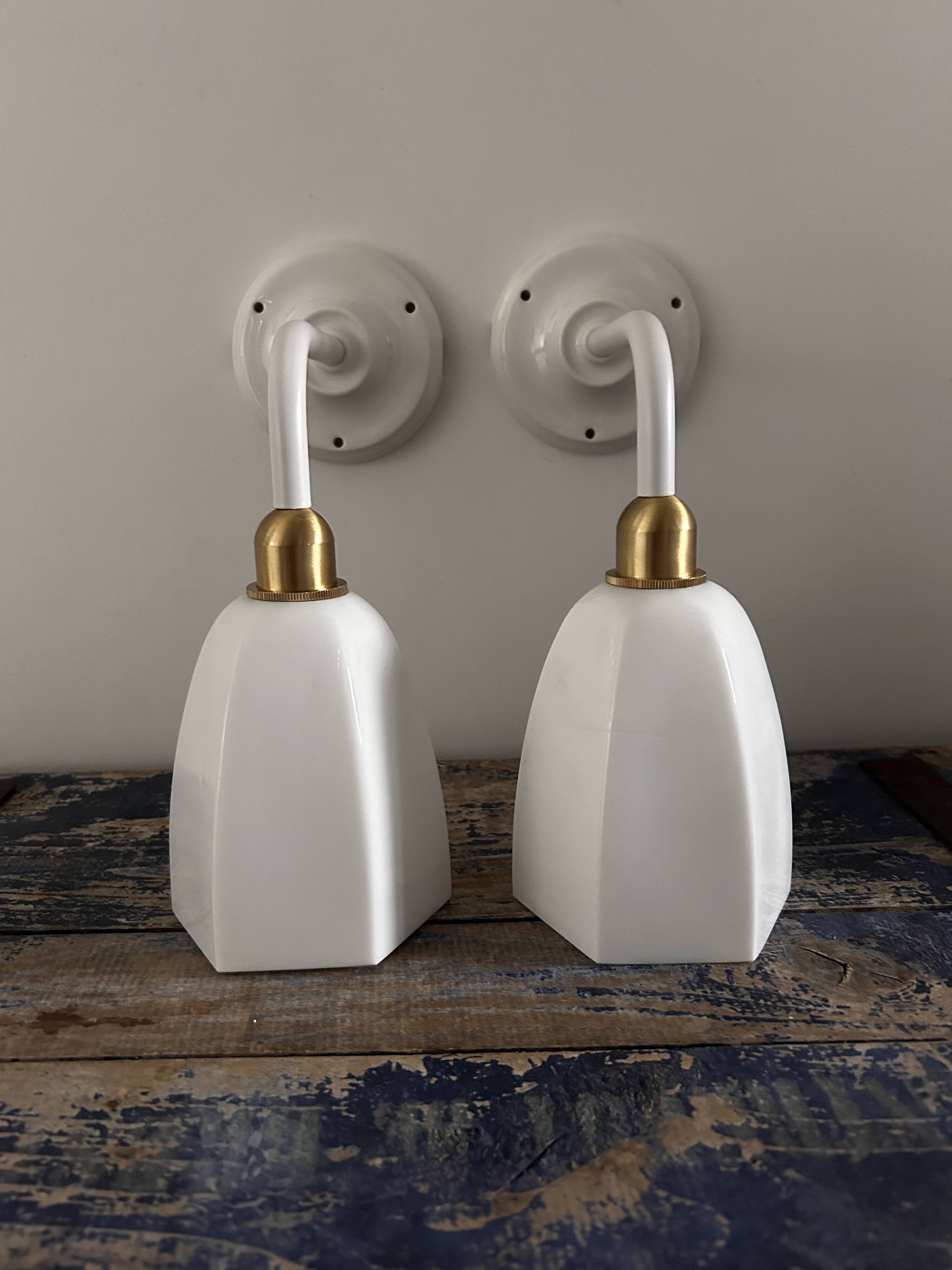 Paire d’appliques blanches en opaline