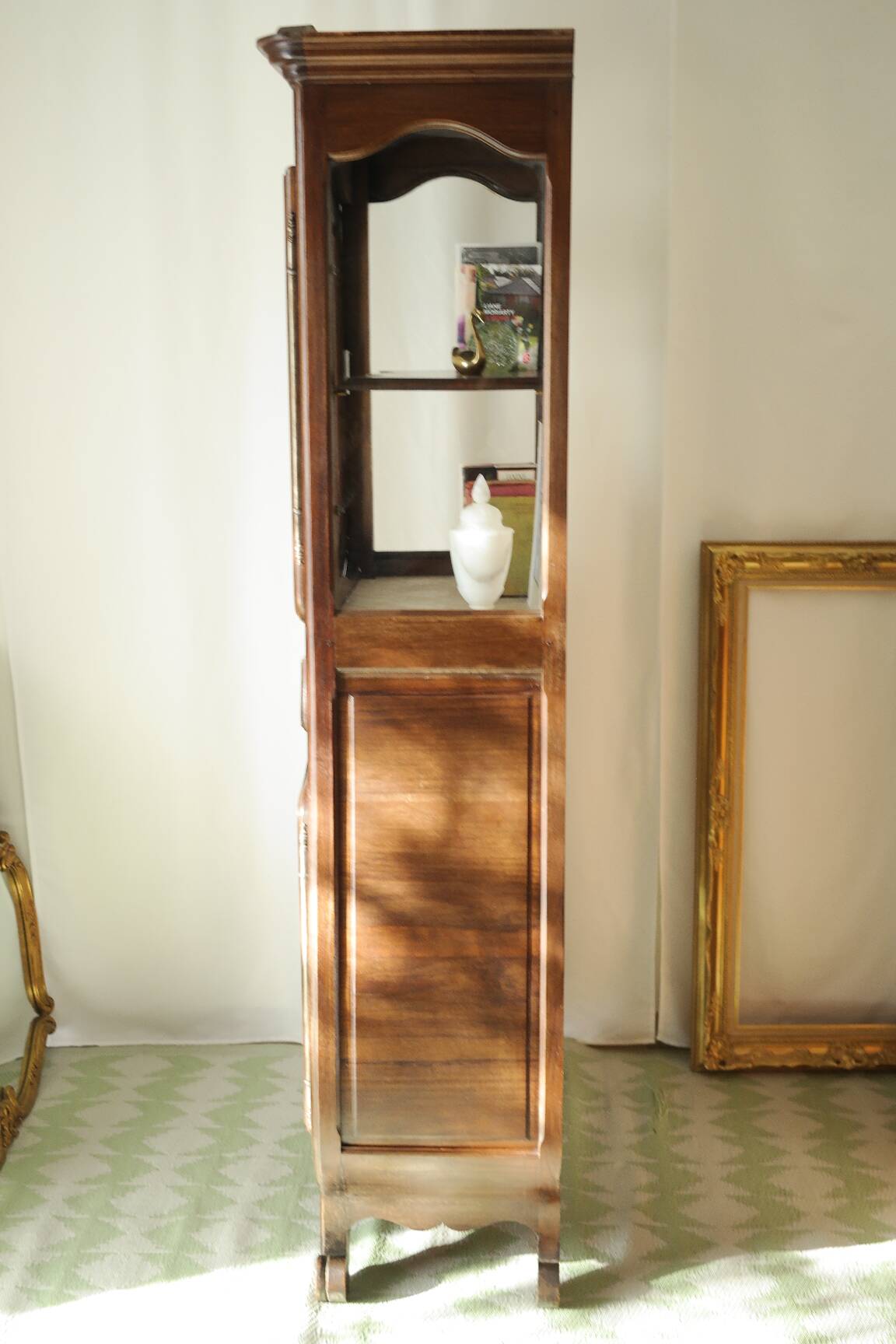 Curved display cabinet in solid walnut, mid-20th century.