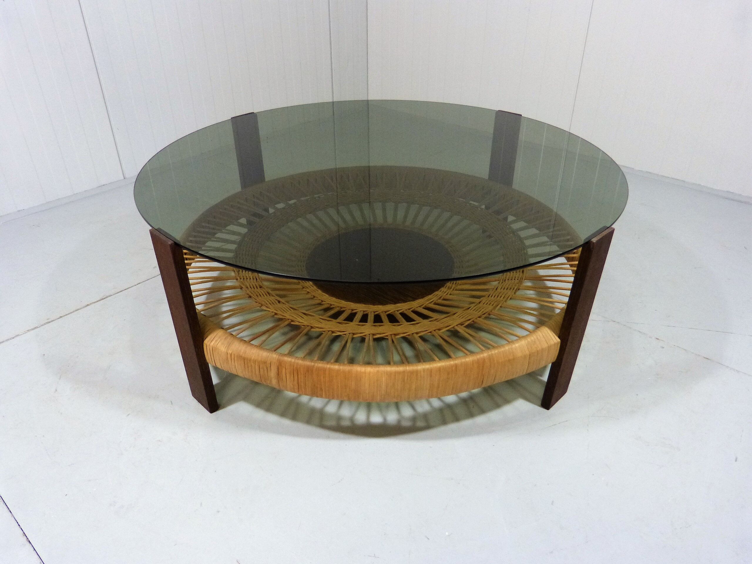 Table basse ronde avec verre fumé et rotin, années 1960