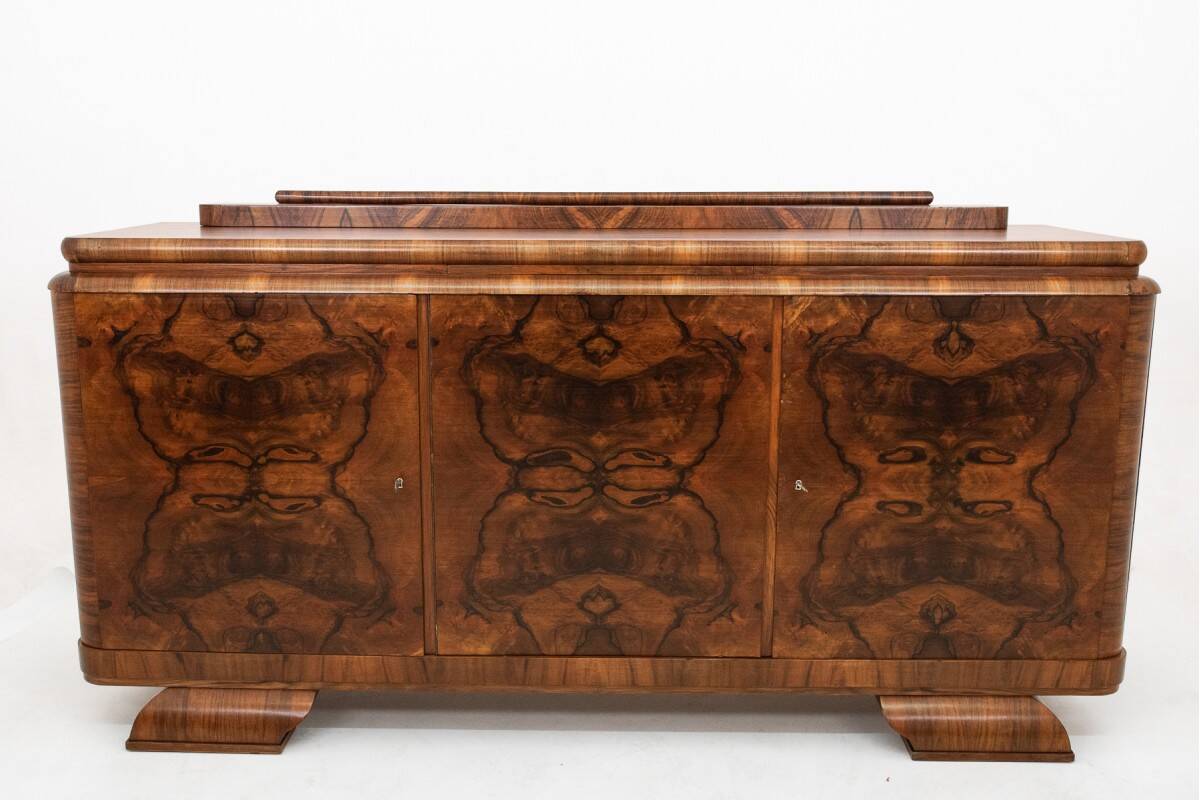 Walnut buffet, Art Deco chest of drawers.