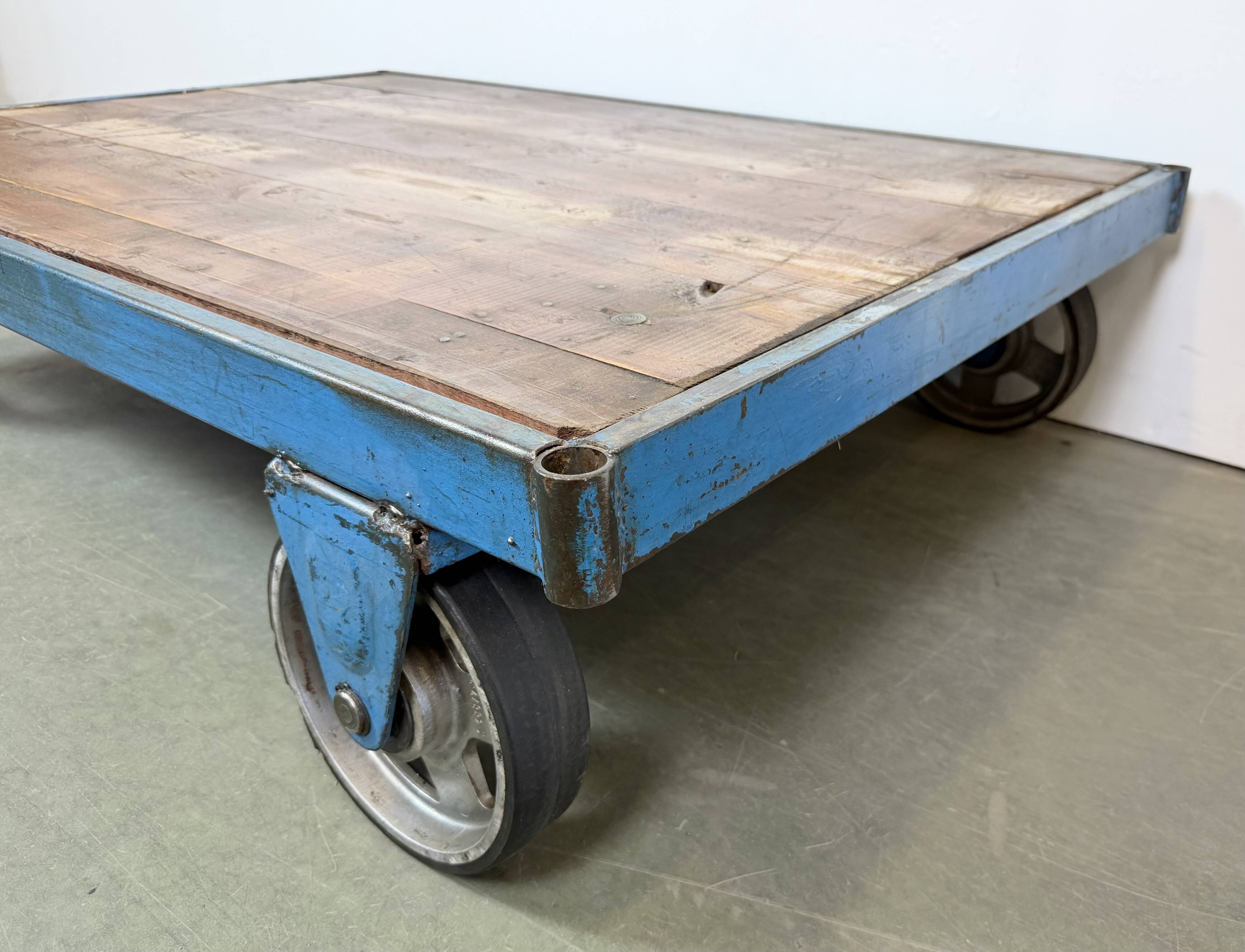 Table basse industrielle bleue, années 1960