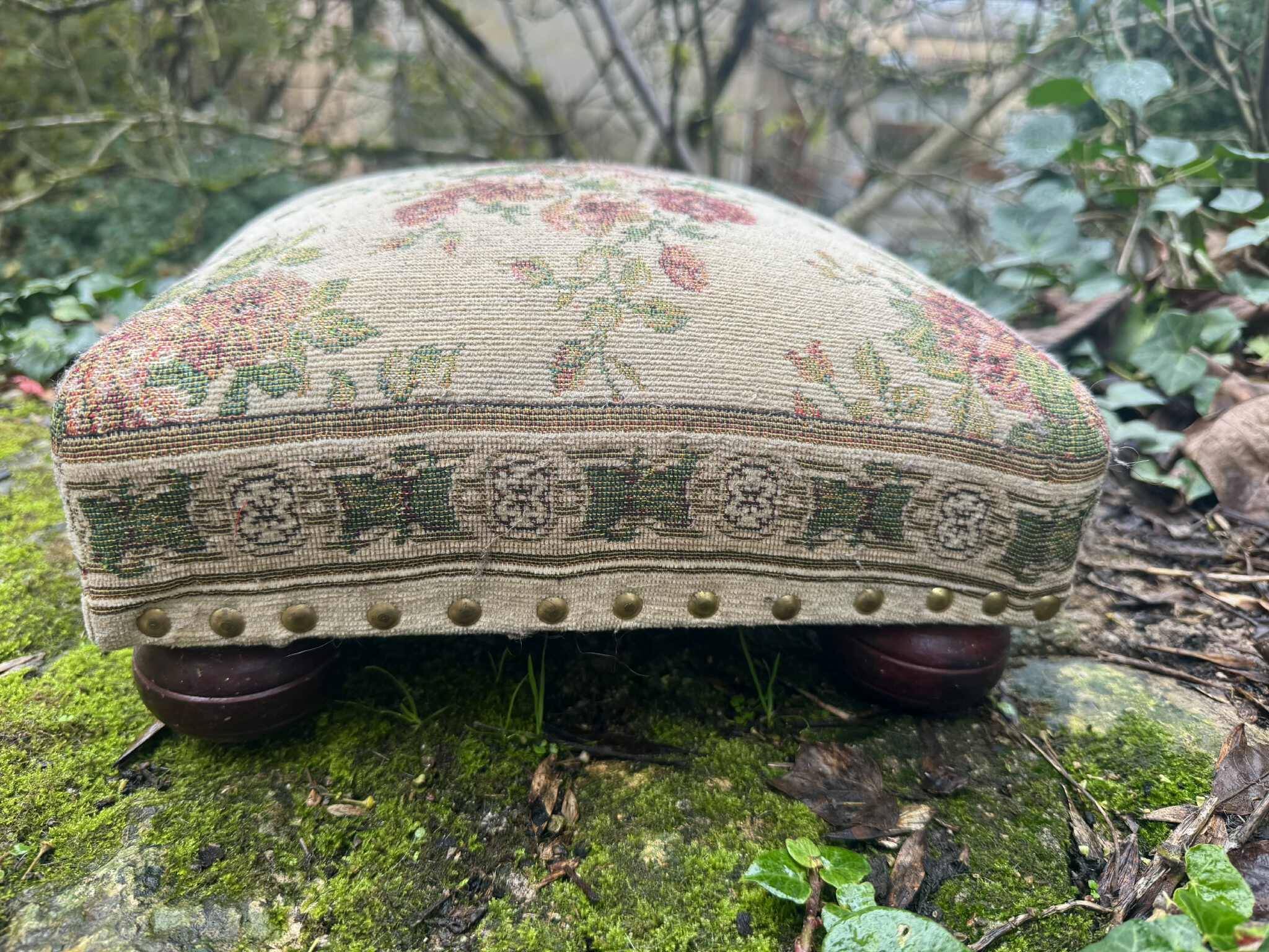 Baroque-style footrest