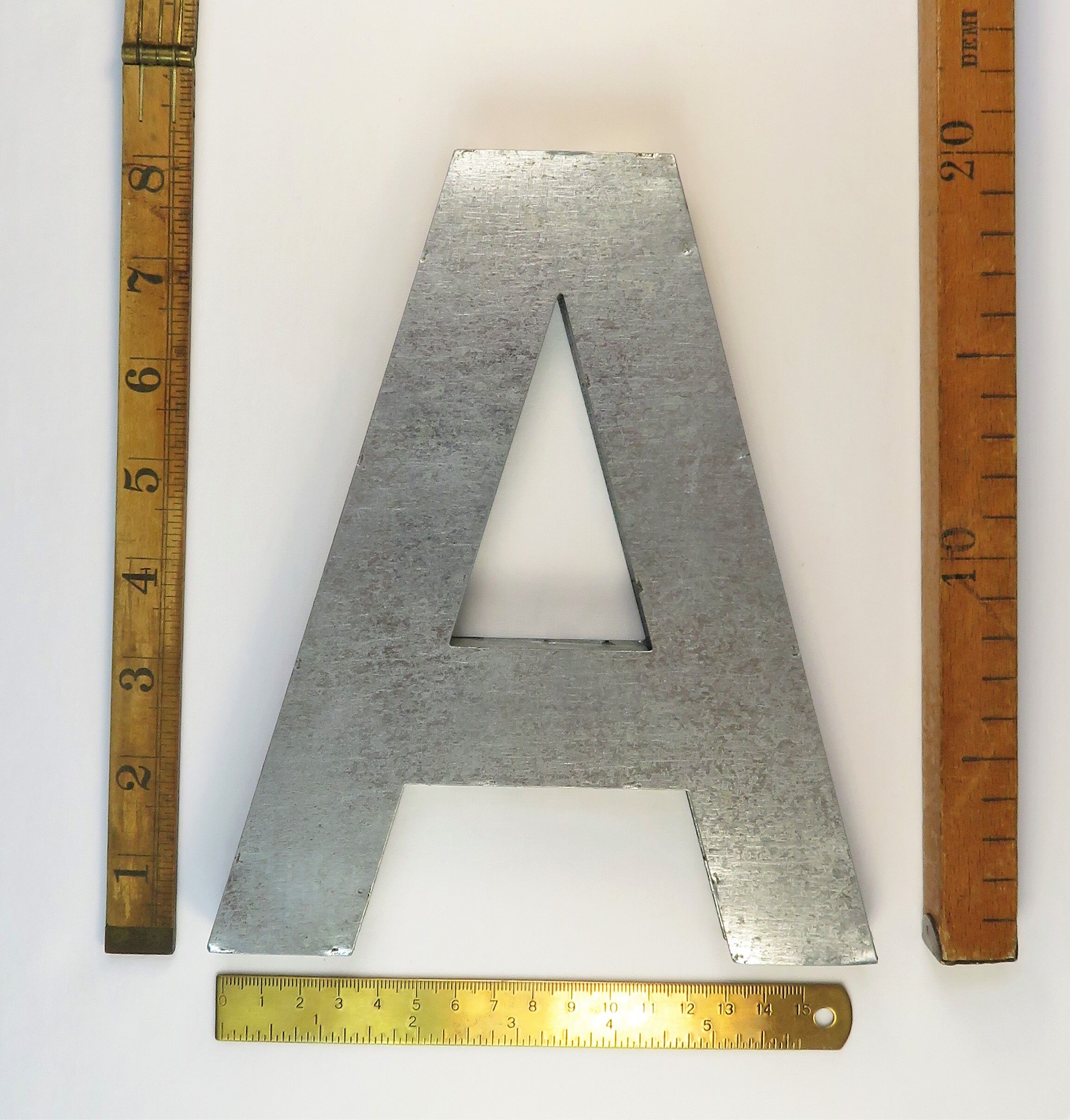 Lettres en zinc galvanisé vintage 20 cm : AMOUR A poser ou fixer au mur