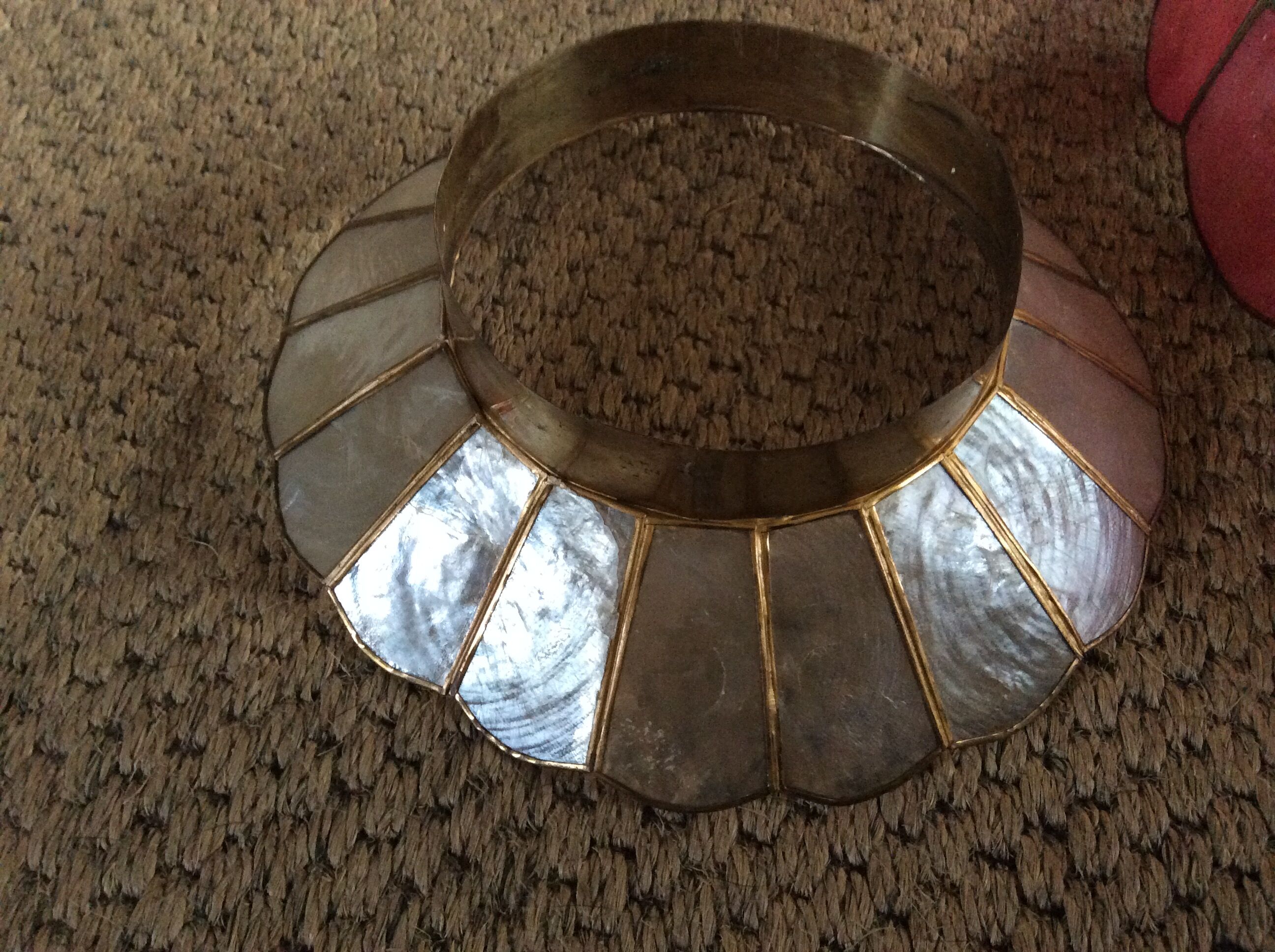 Mother-of-pearl suspension