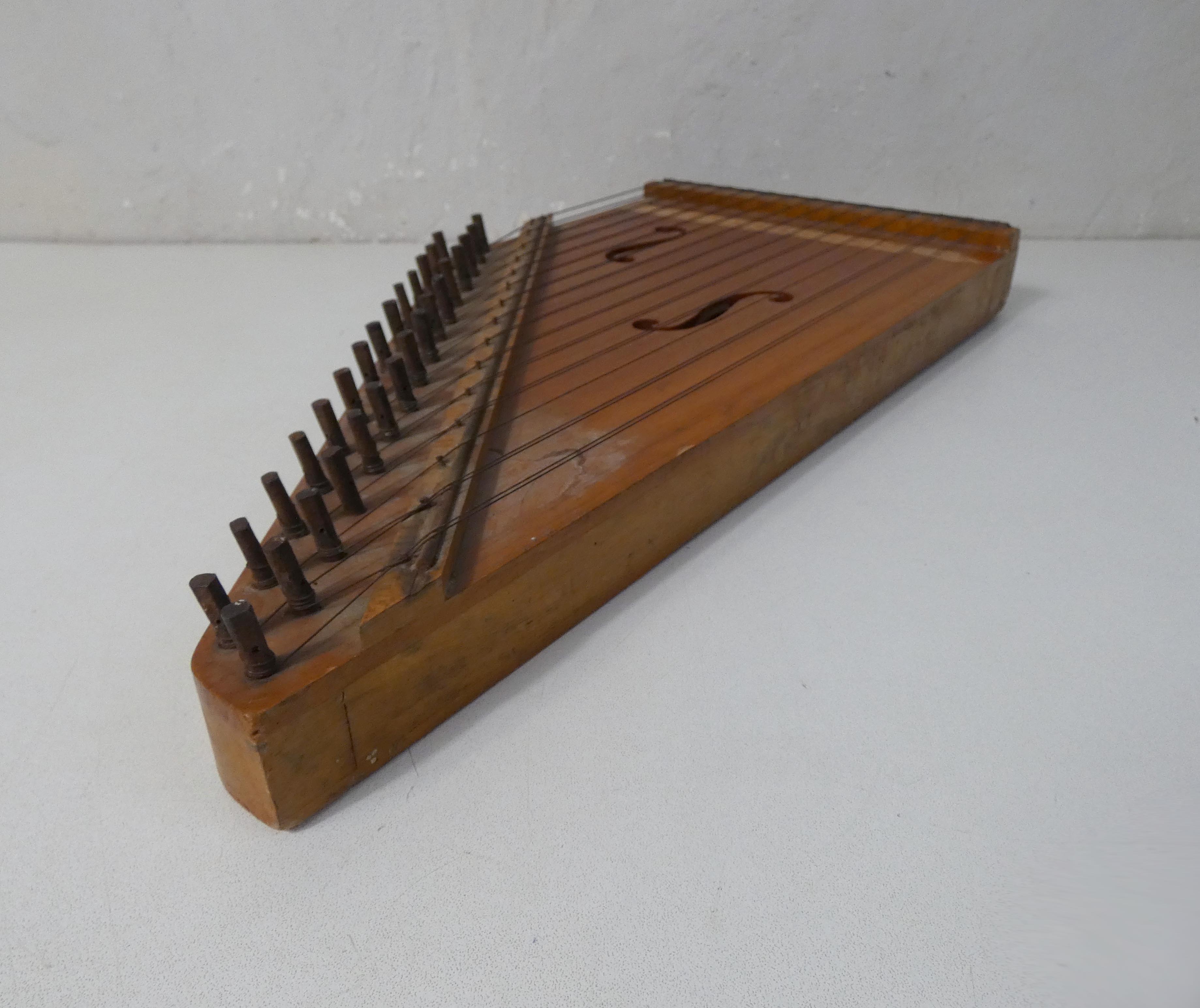 Old zither with 17 scores